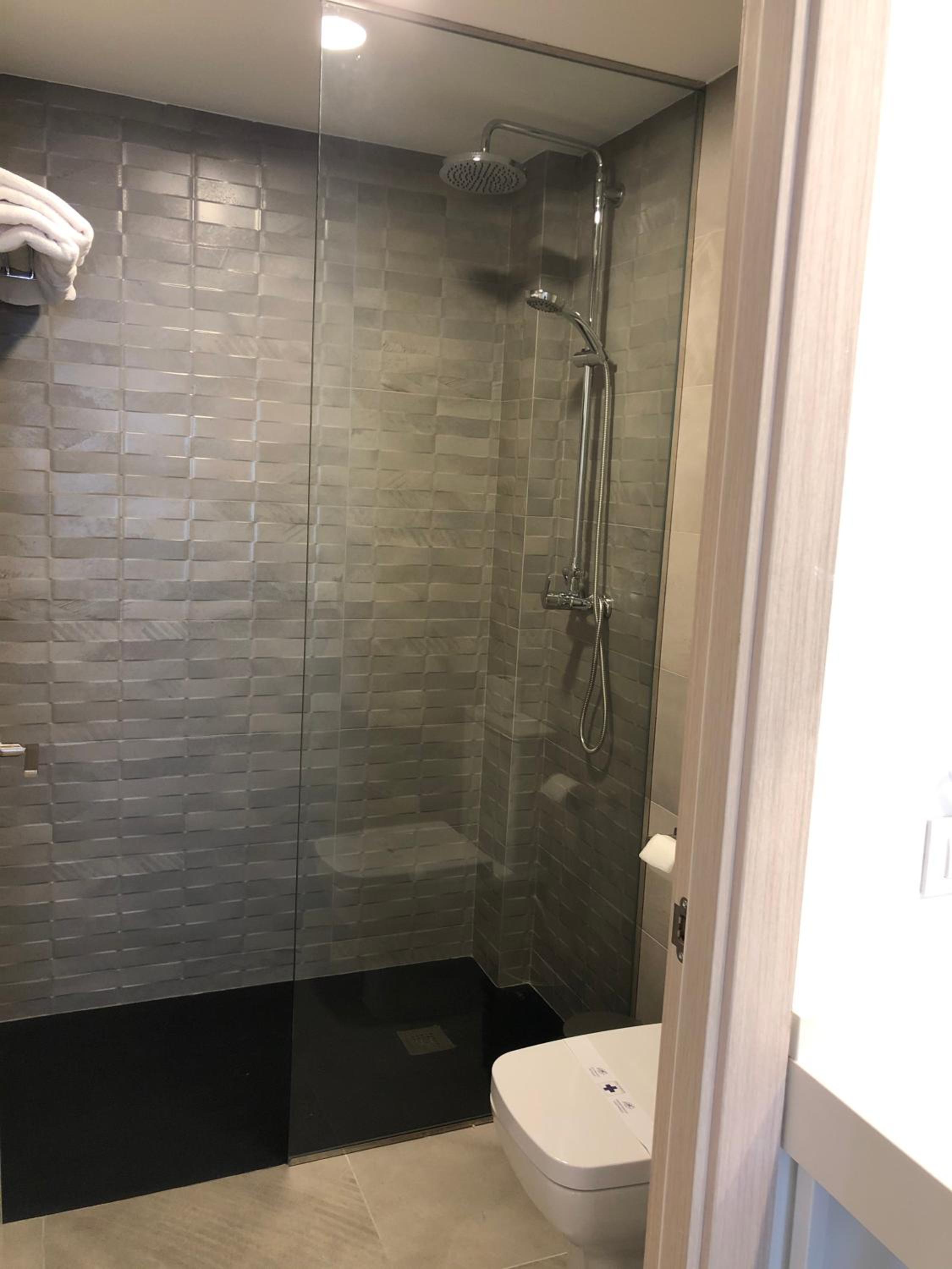 Deluxe Suite with Spa Bath - Photo 15