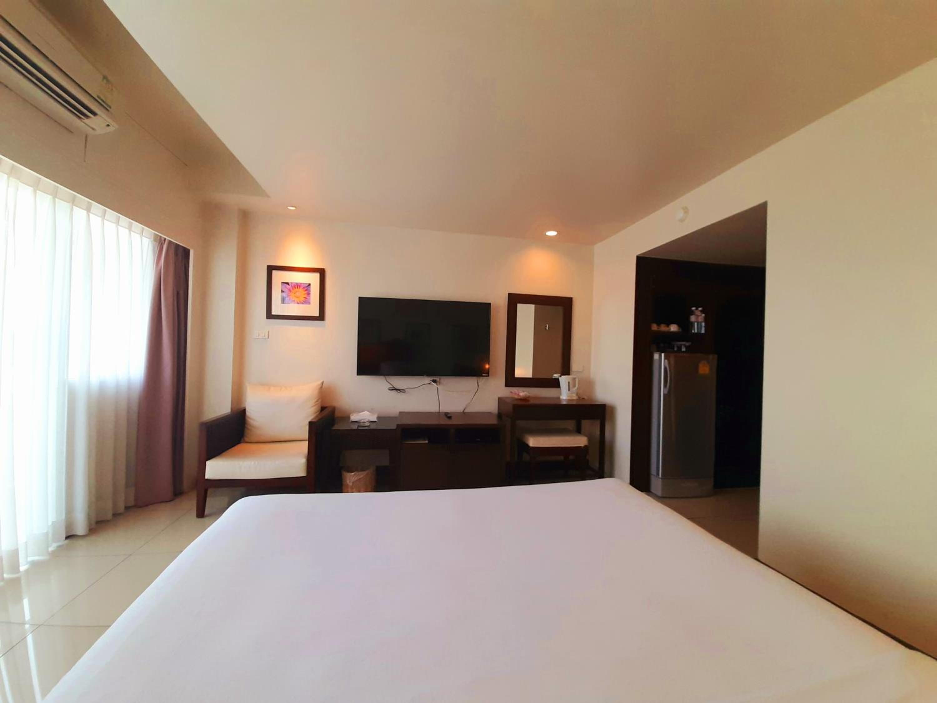 Superior Double Room thumbnail 6