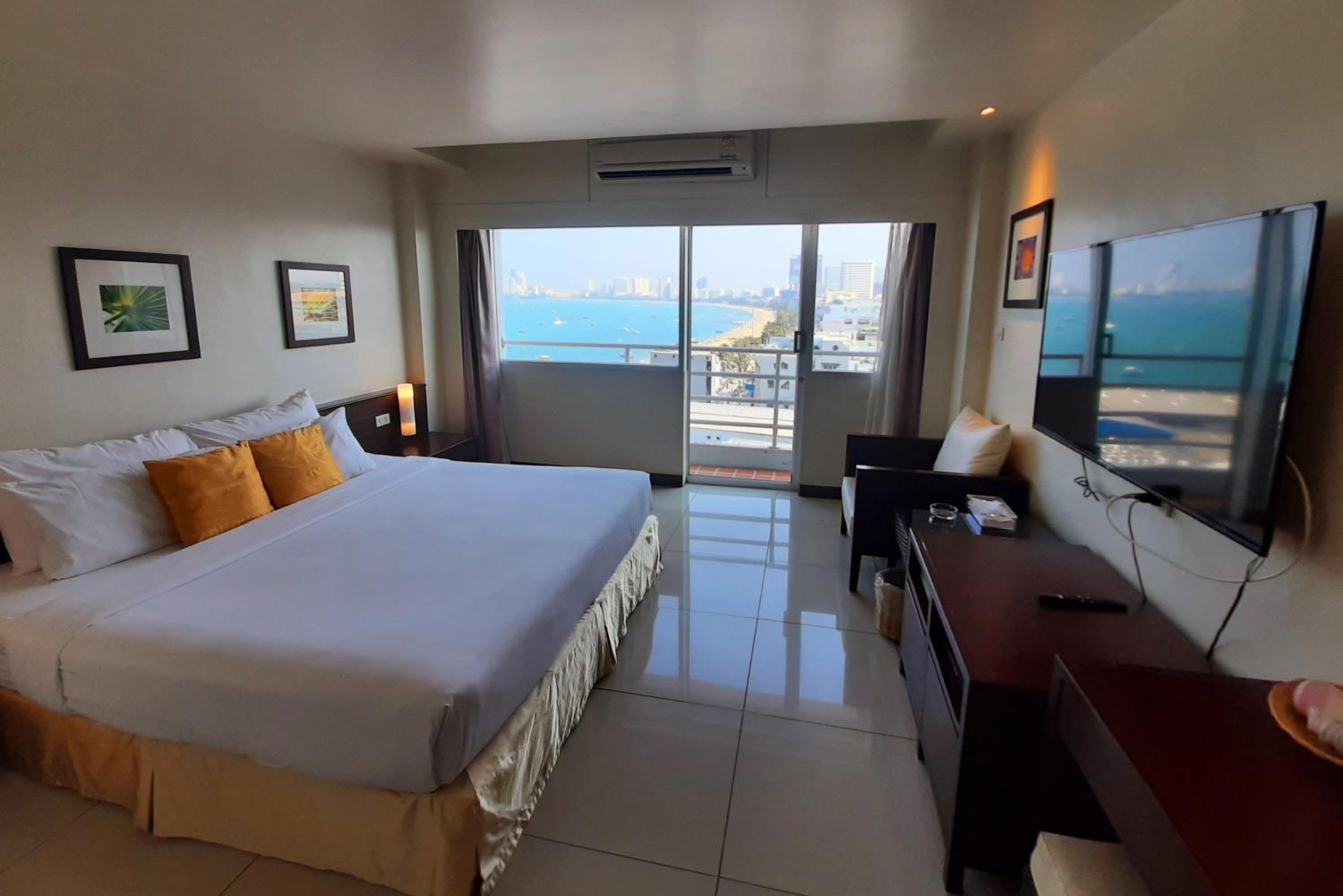 Double Room with Sea View thumbnail 5