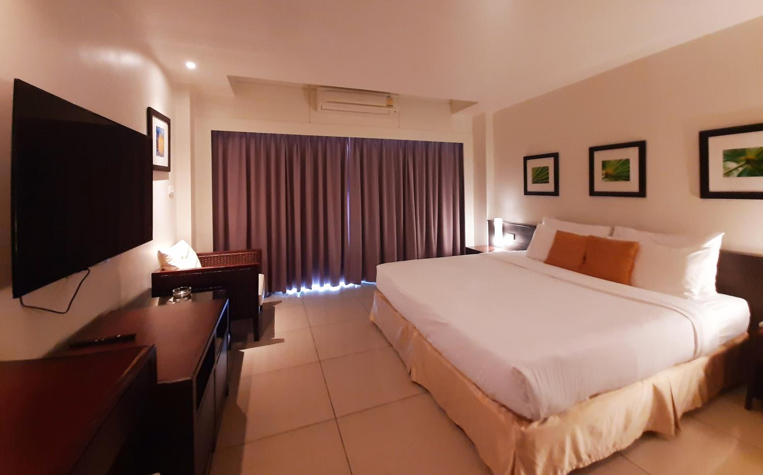 Double Room with Sea View thumbnail 6