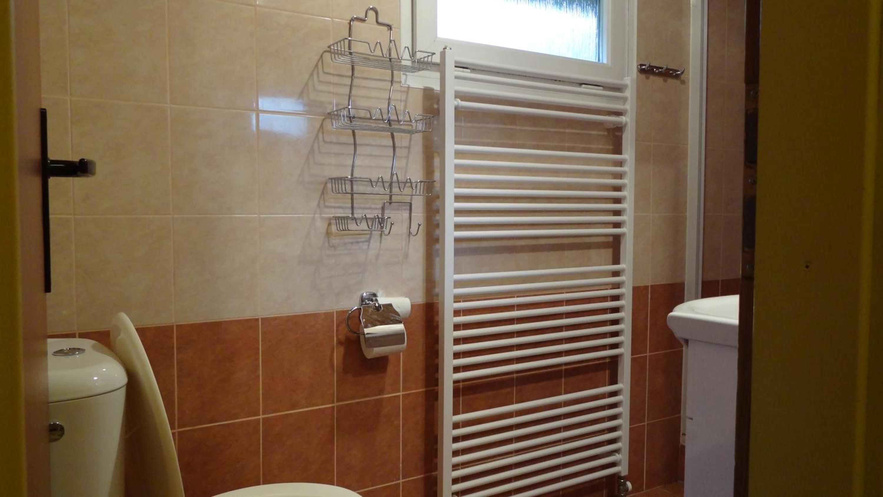 Family Room with Private Bathroom - Photo 2