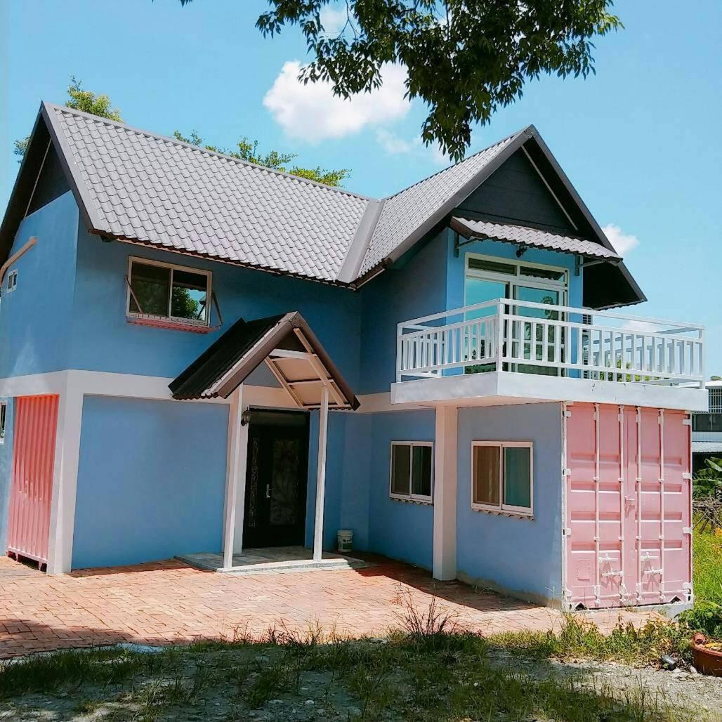 Three-Bedroom House photo 2