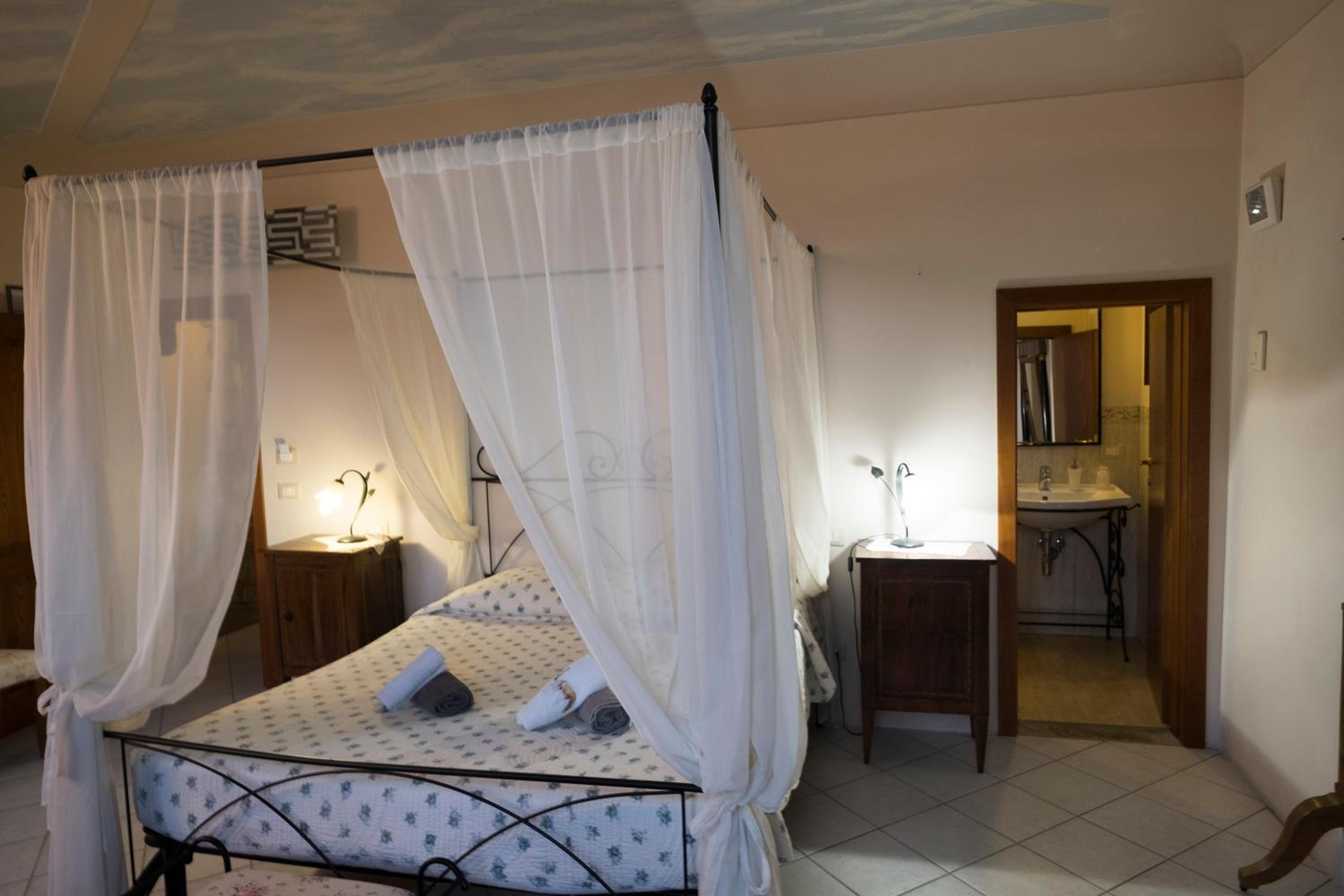 Double or Twin Room - Photo 4