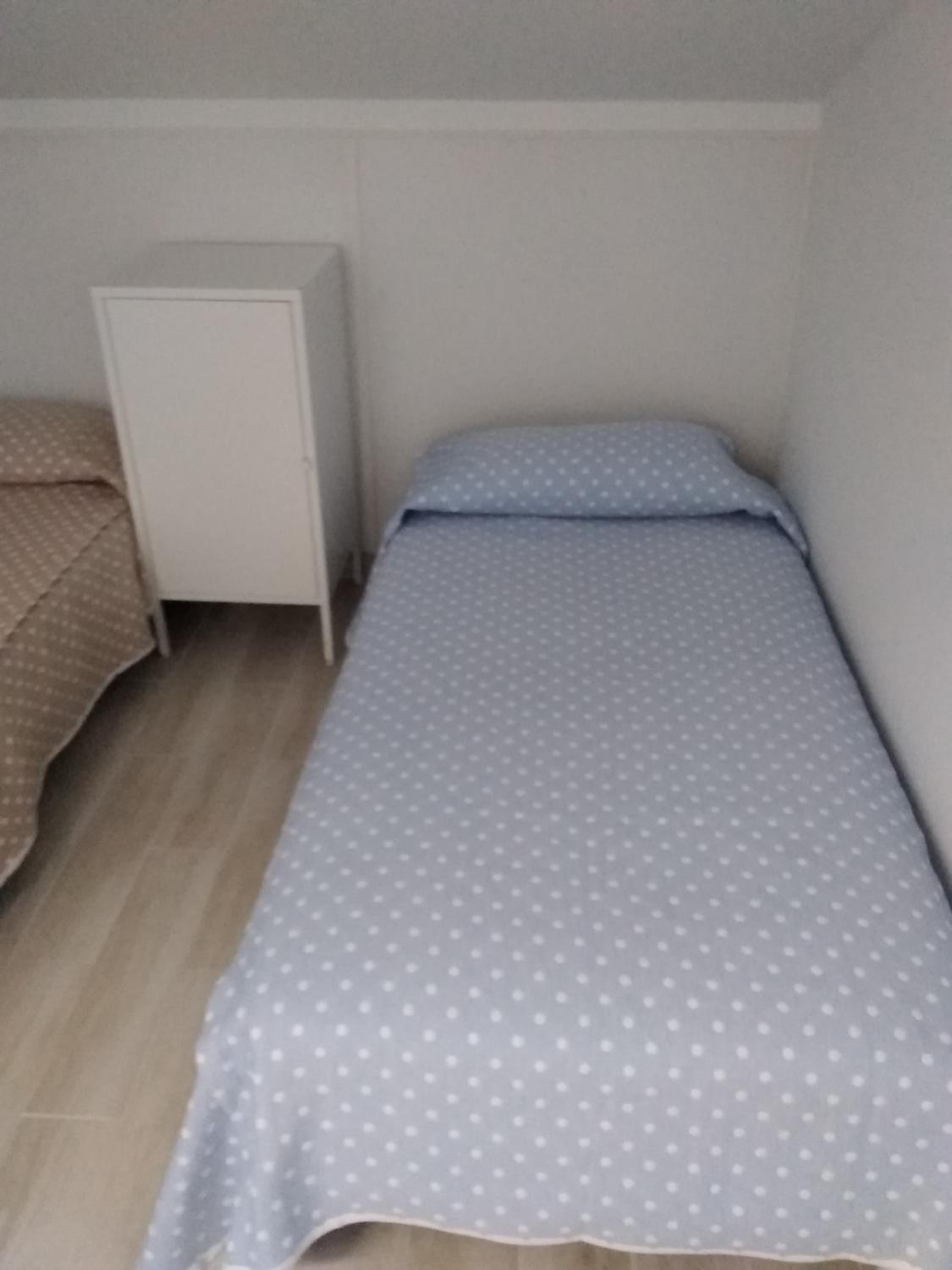 Cama individual en habitación compartida femenina