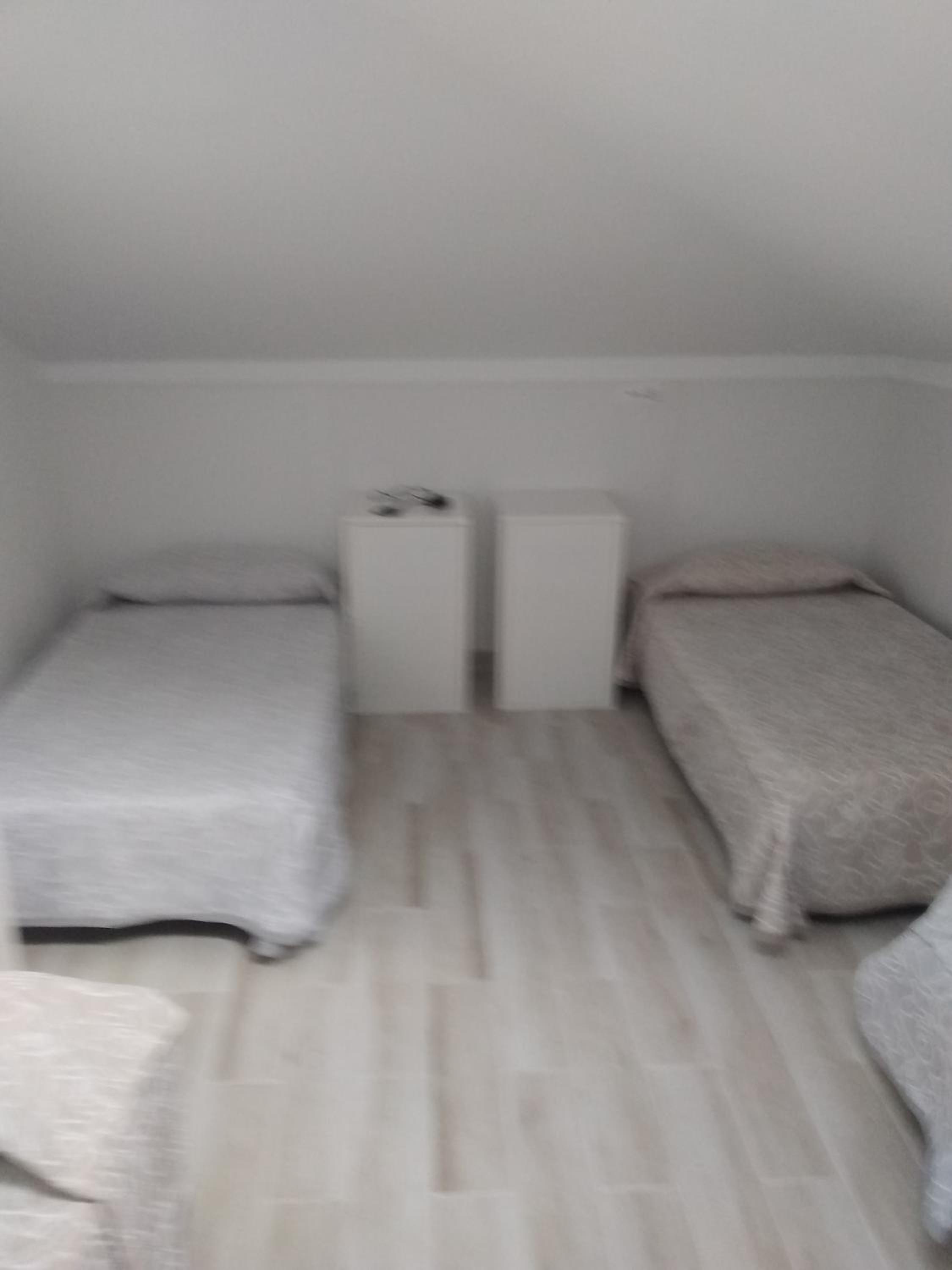 Cama individual en habitación compartida masculina