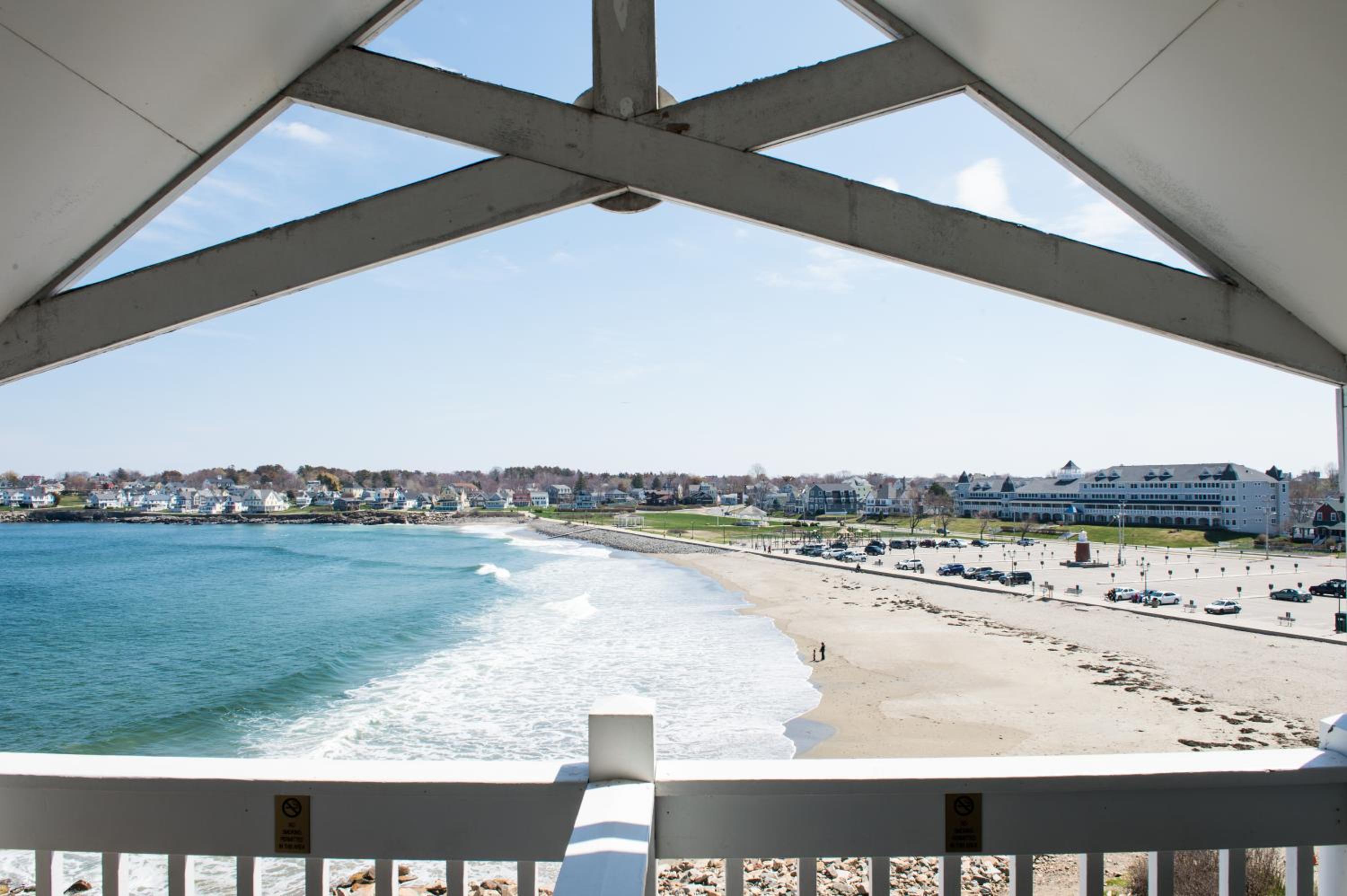 Deluxe King Ocean Front East photo 3