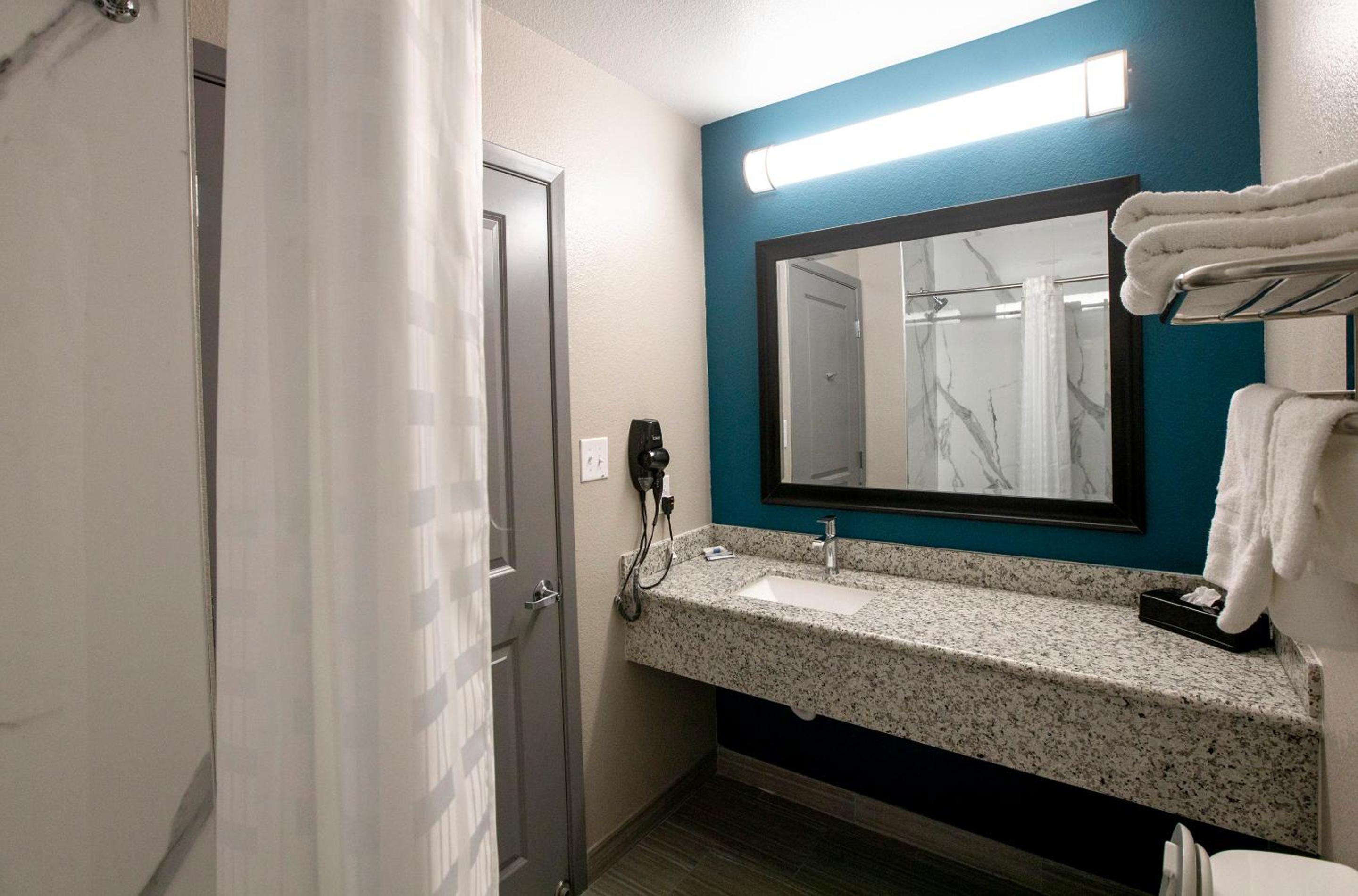 Standard King Room - Photo 5