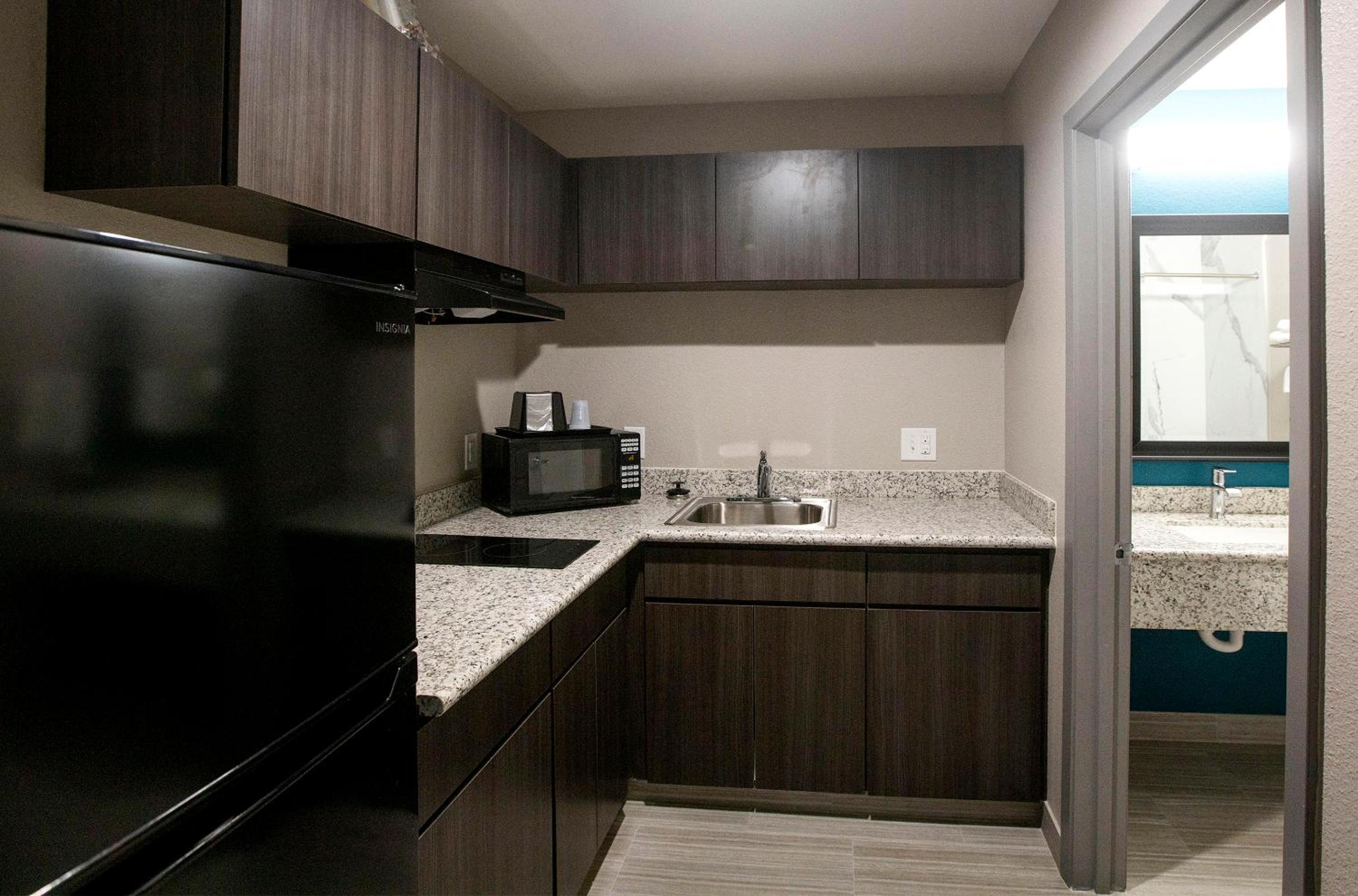 Standard King Room - Photo 4