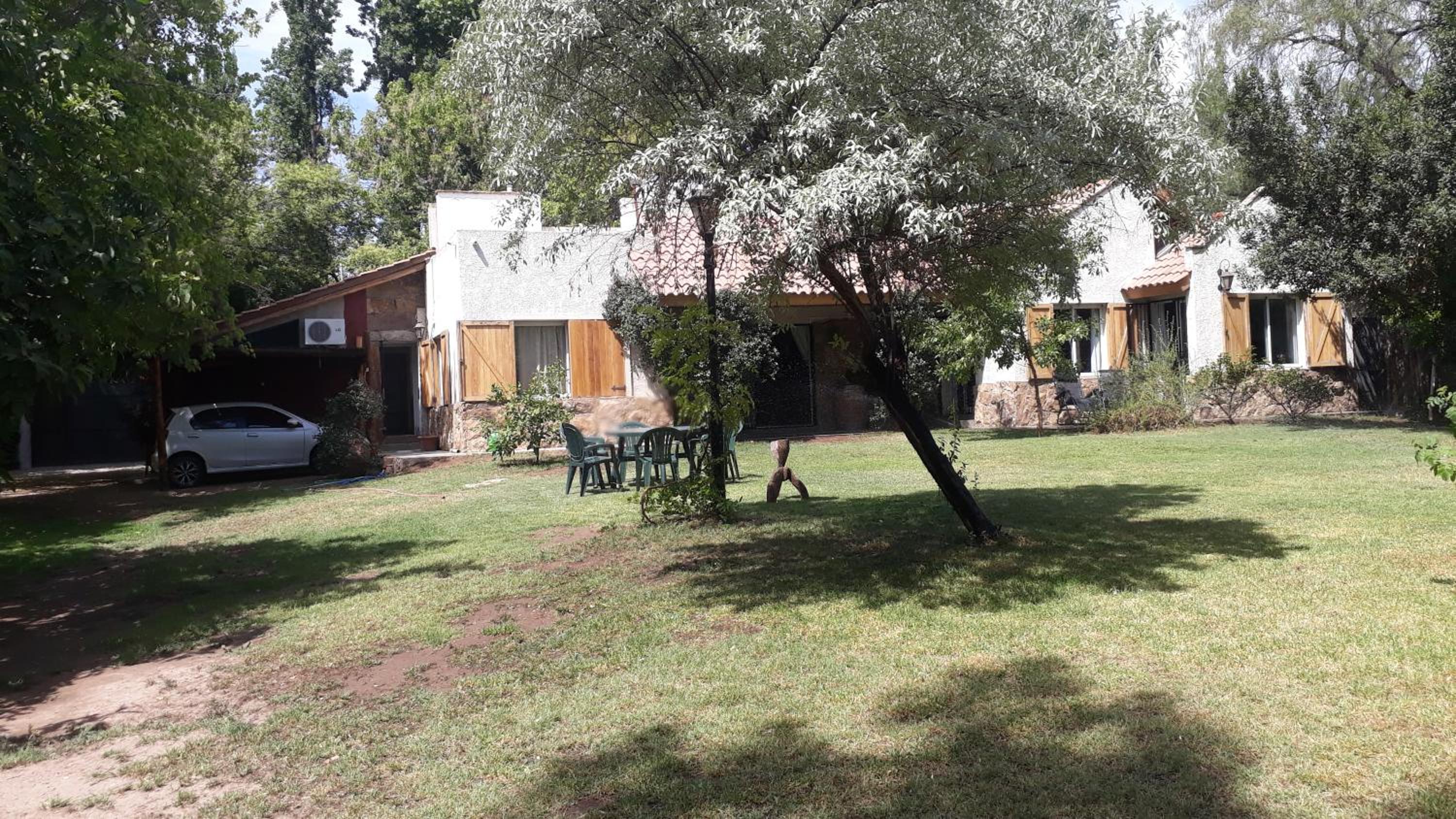 Five-Bedroom House photo 3