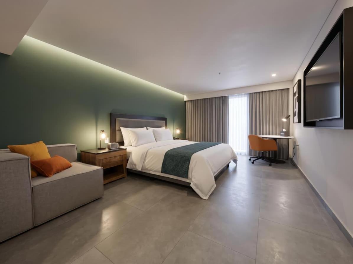 Standard King Room with One King Bed - Communications Accessible