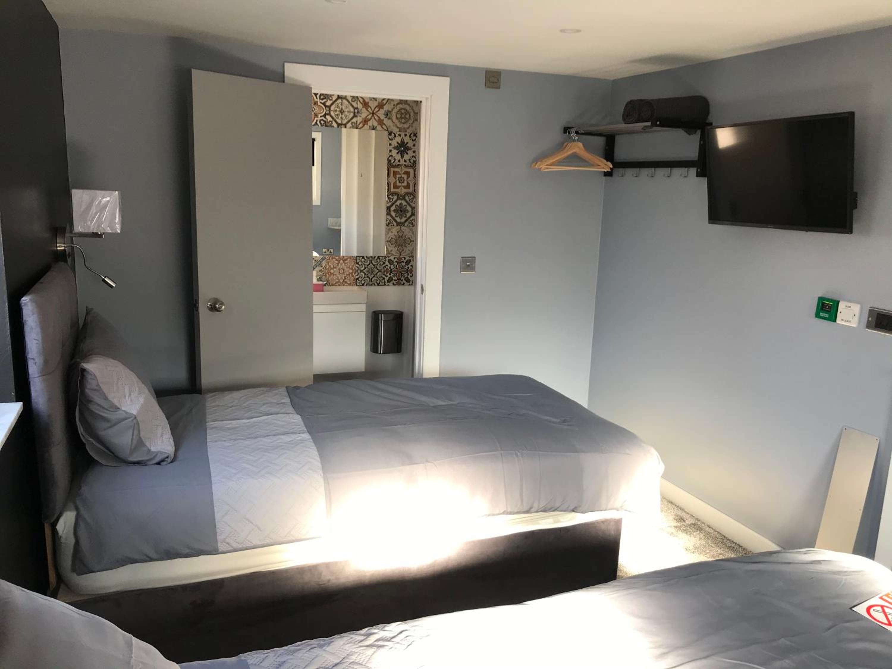 Twin Room with Bathroom photo 3