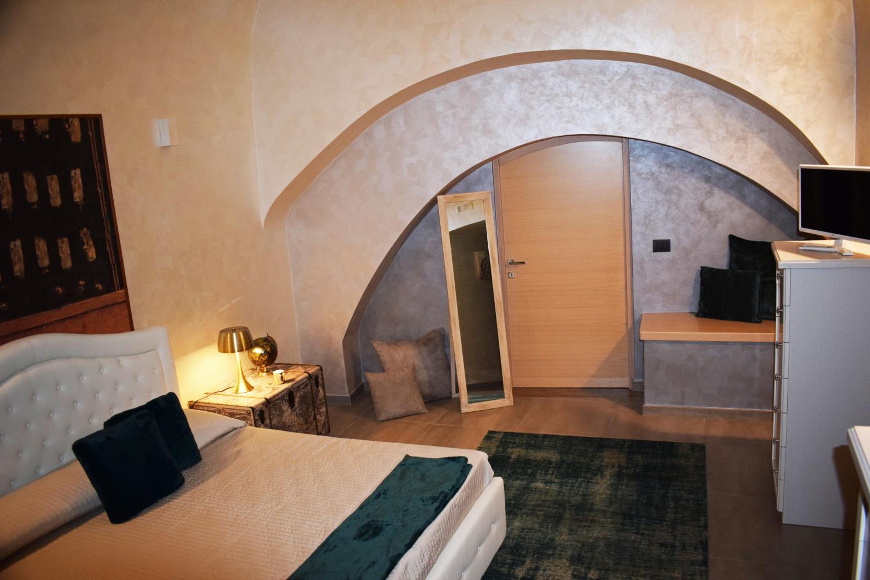 Deluxe Double Room - Photo 13