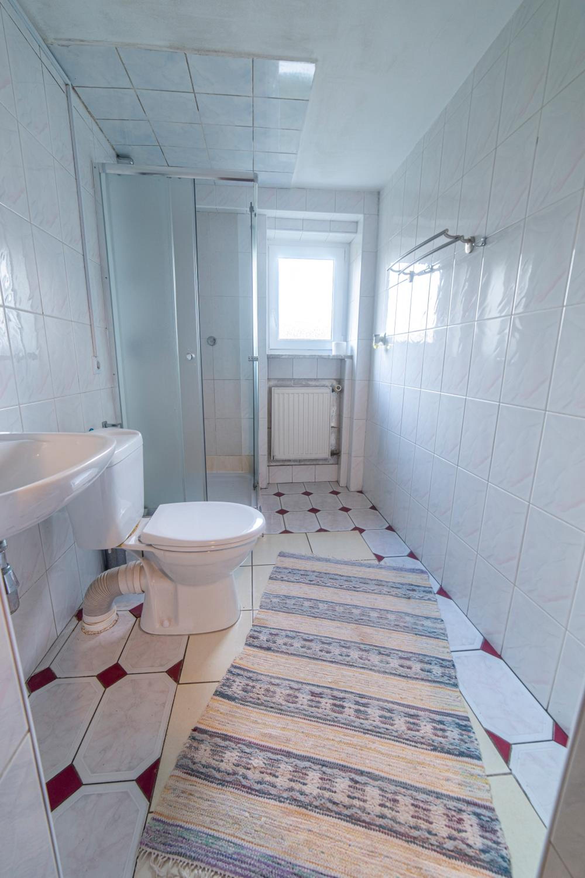 Small Twin Room - Photo 4