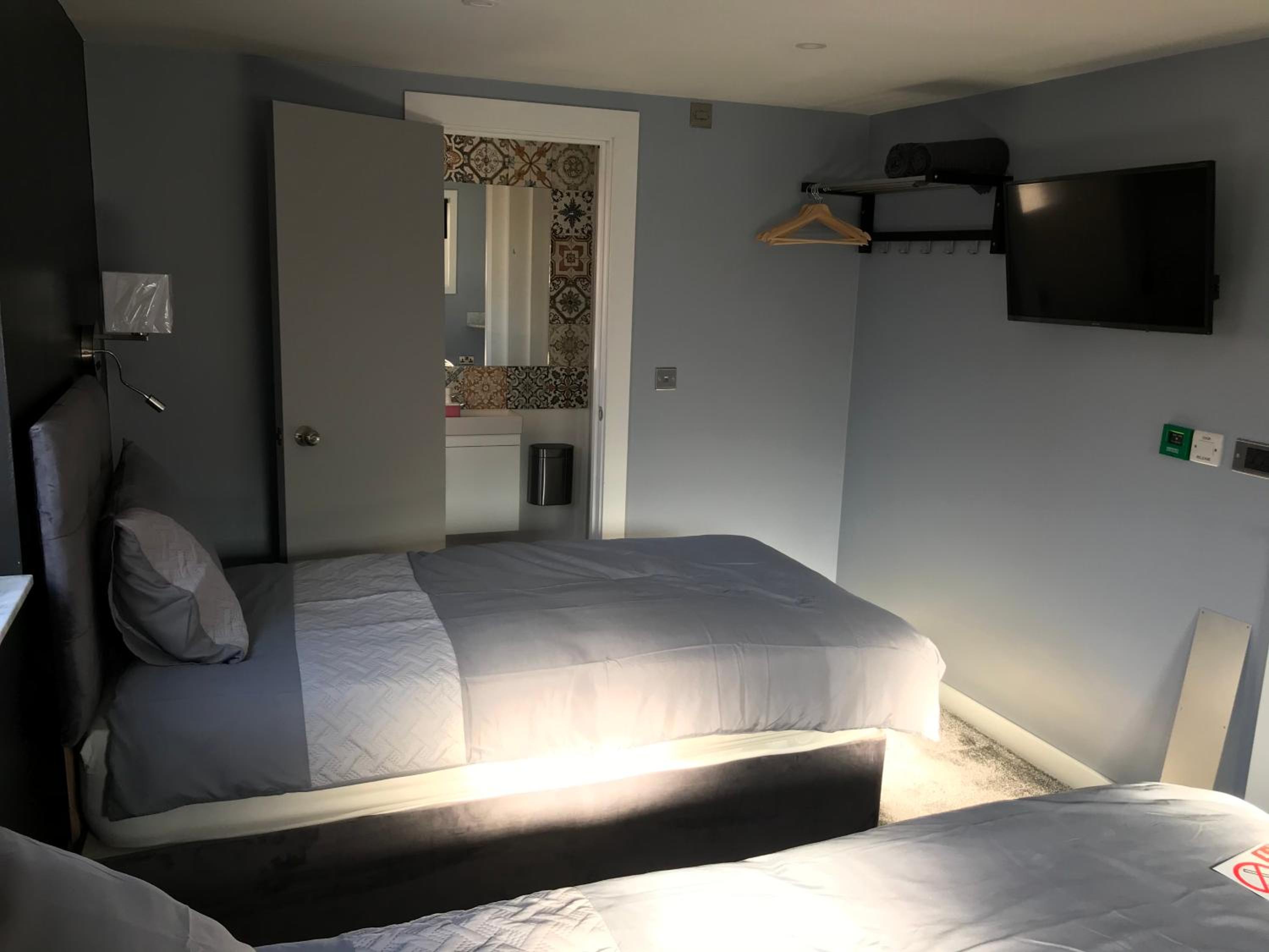 Twin Room with Bathroom photo 1