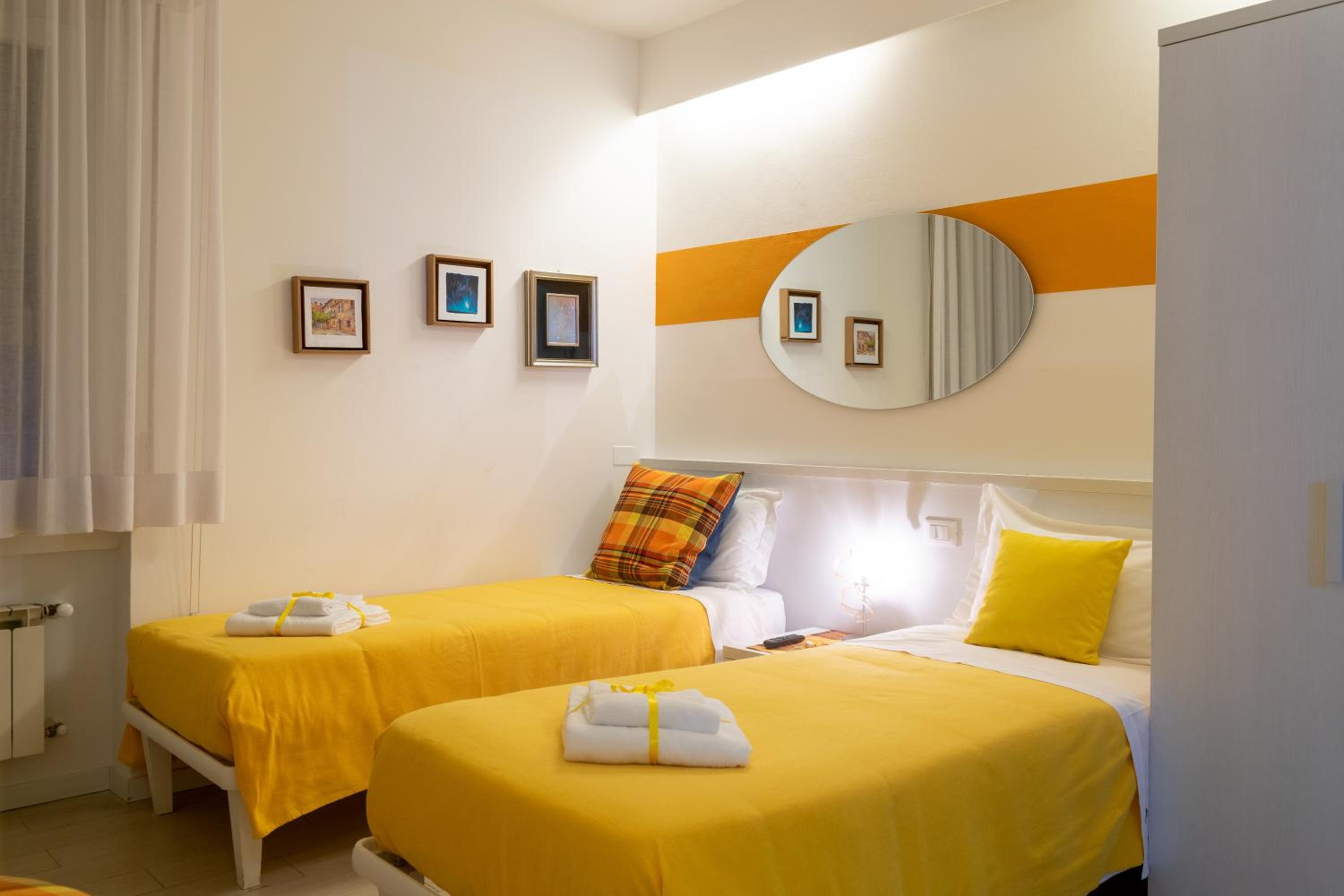 Deluxe Double or Twin Room with Private Bathroom and Shared Kitchen