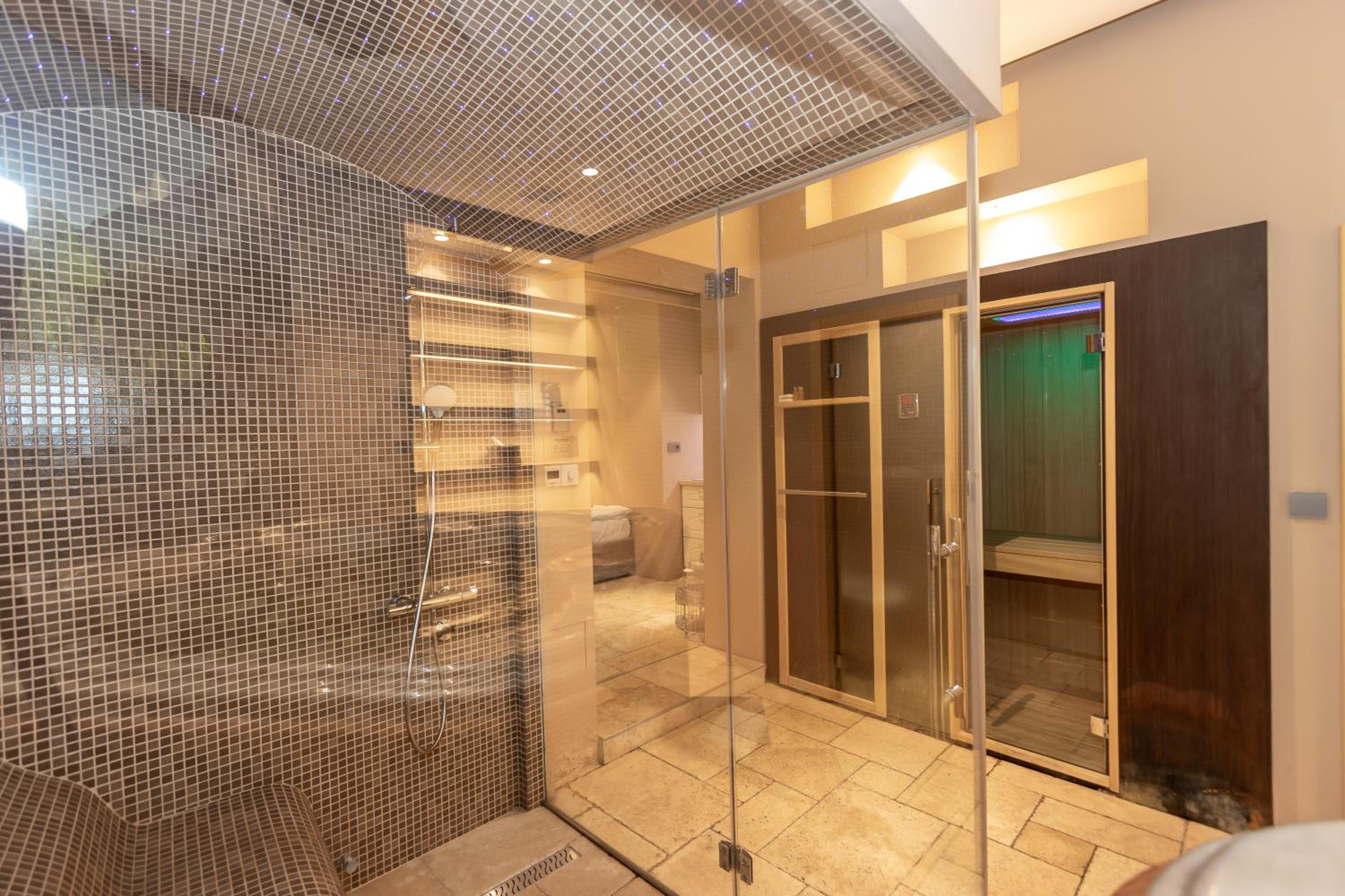 Deluxe Double Room with Spa Bath and Sauna - Photo 8