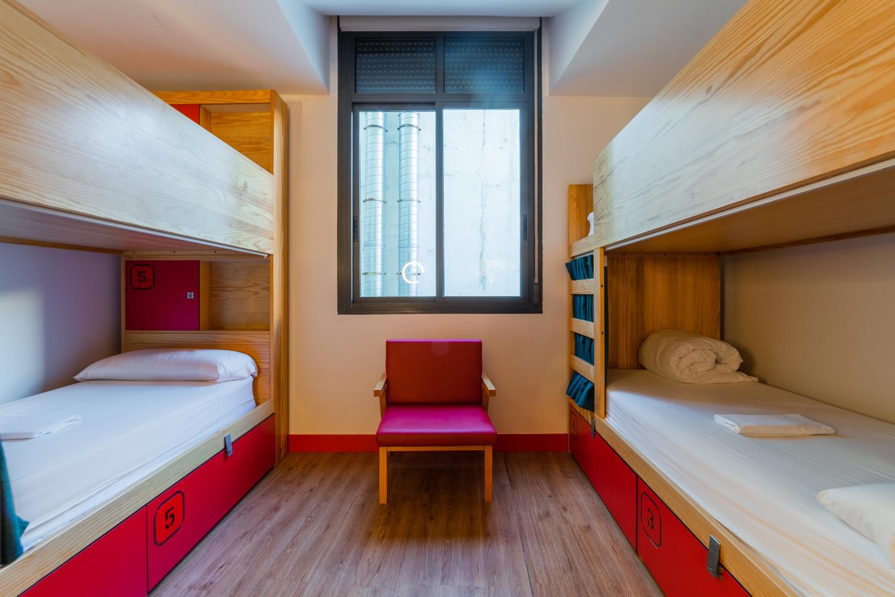 Bed in 6-Bed Female Dormitory Room photo 3