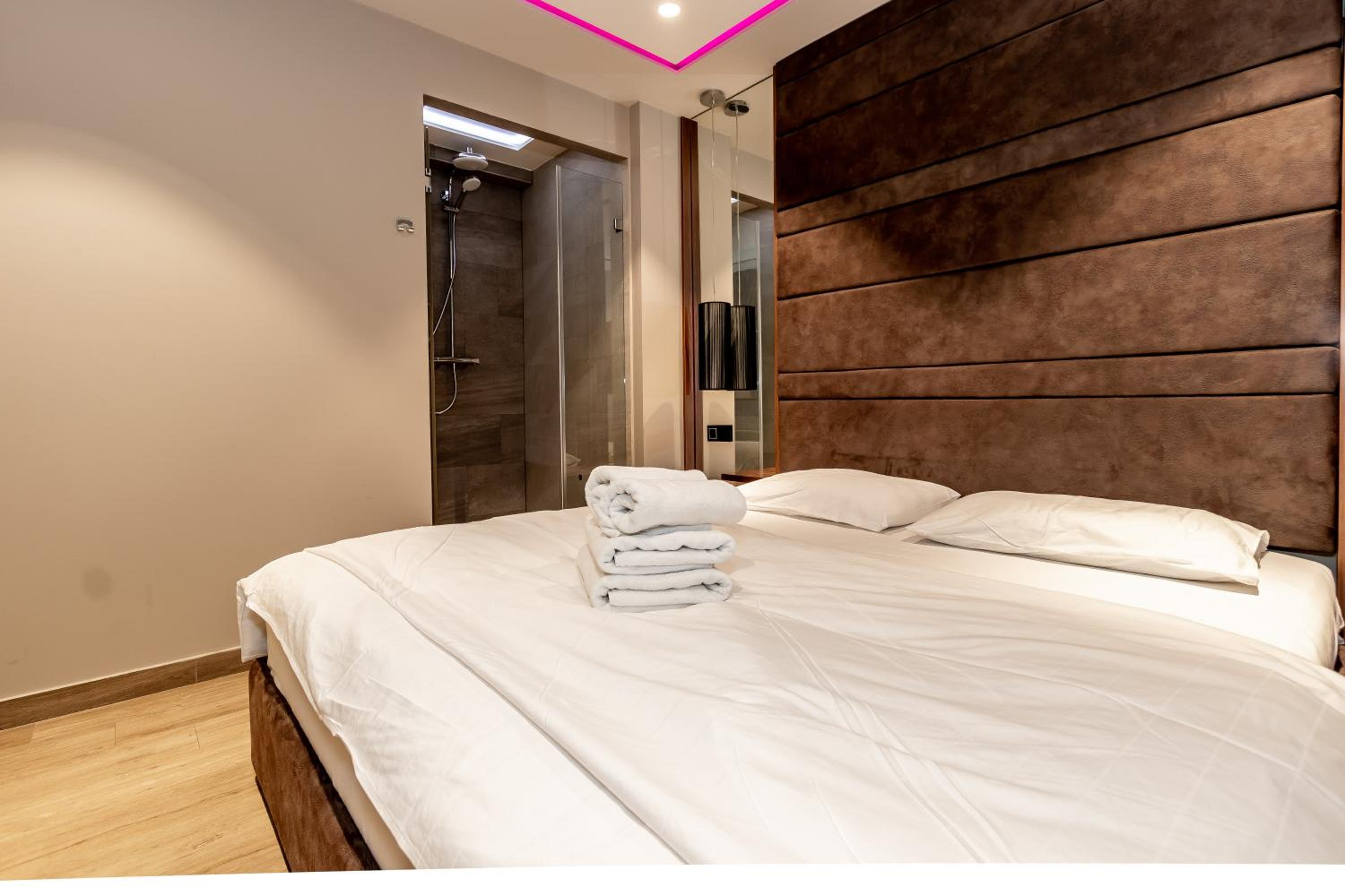 Suite with Spa Bath - Photo 27