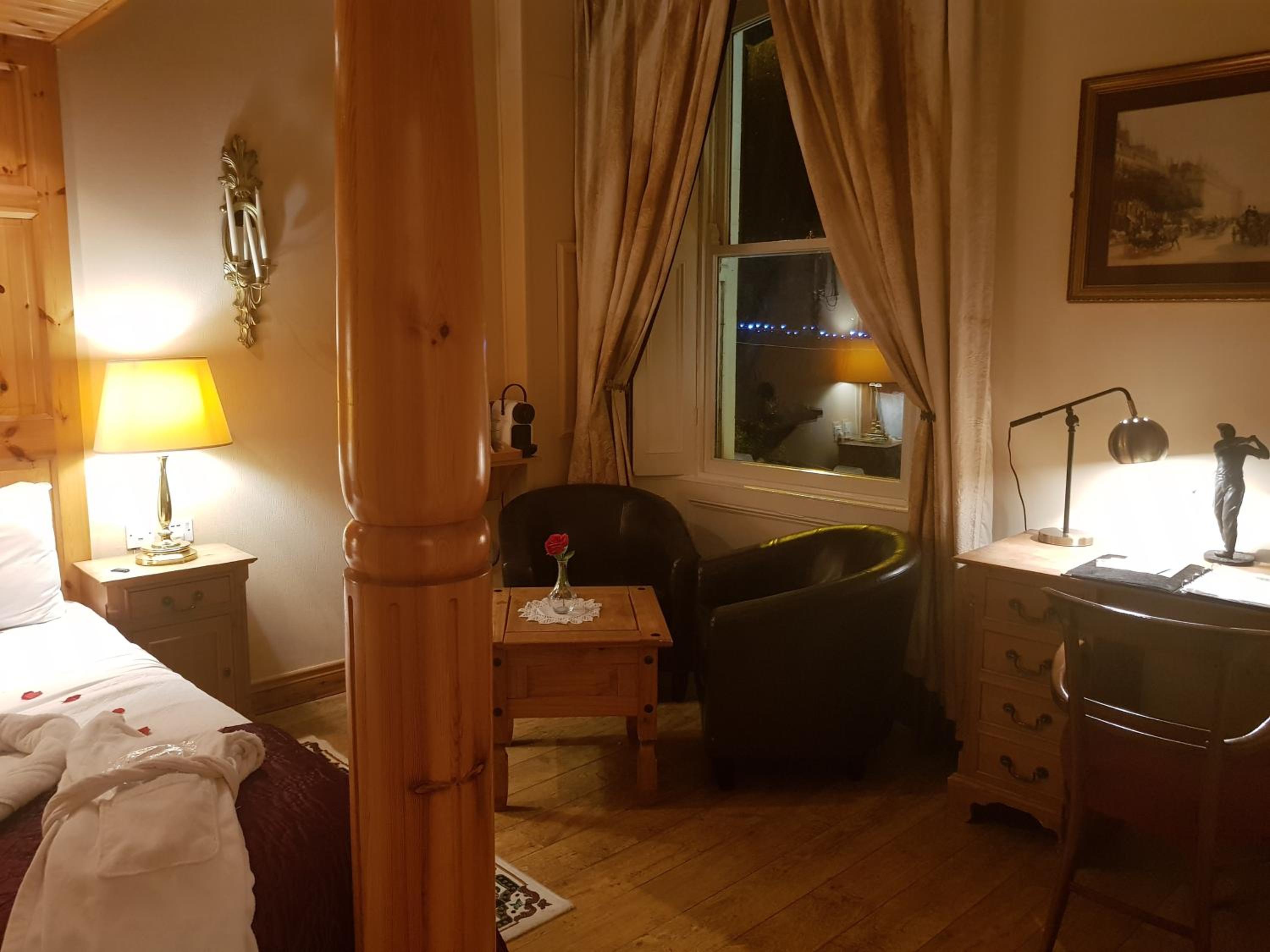 Double Room With Four Poster Bed photo 3