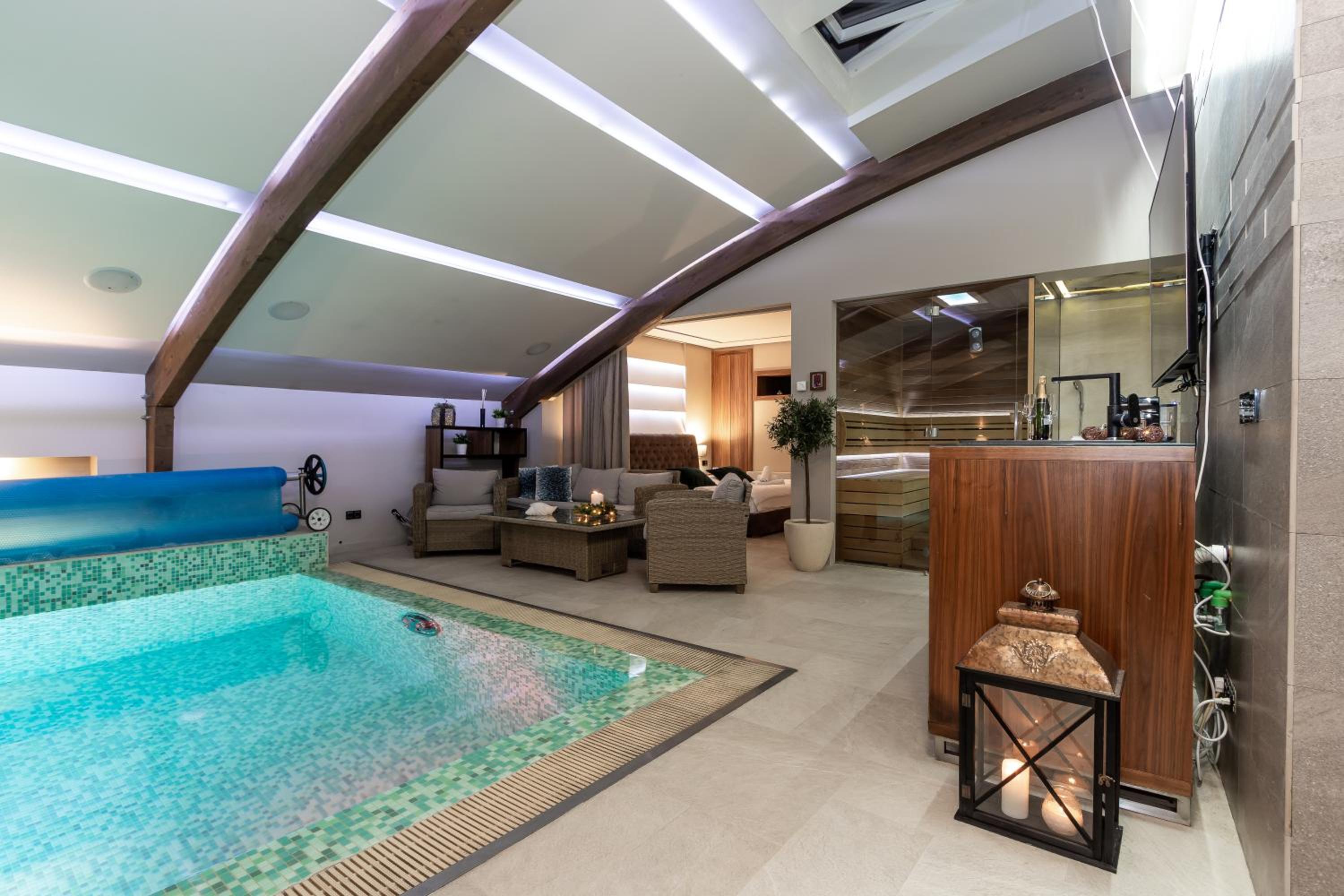 One-Bedroom Suite with Private Pool and Sauna - Photo 19