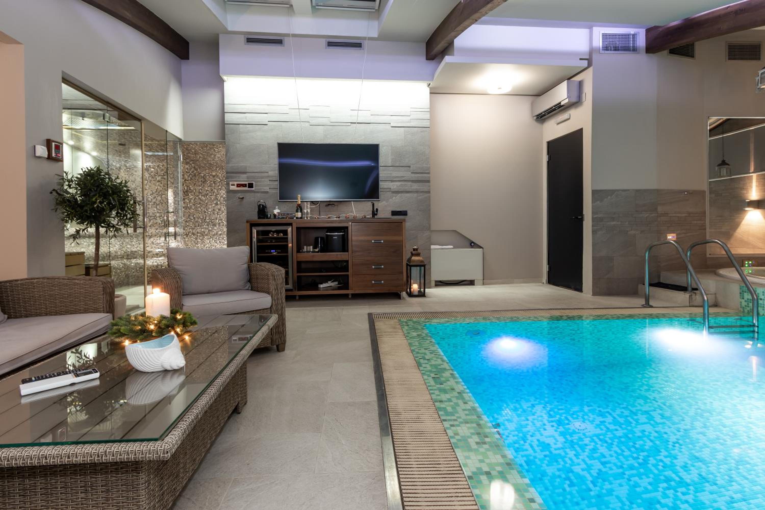 One-Bedroom Suite with Private Pool and Sauna - Photo 22