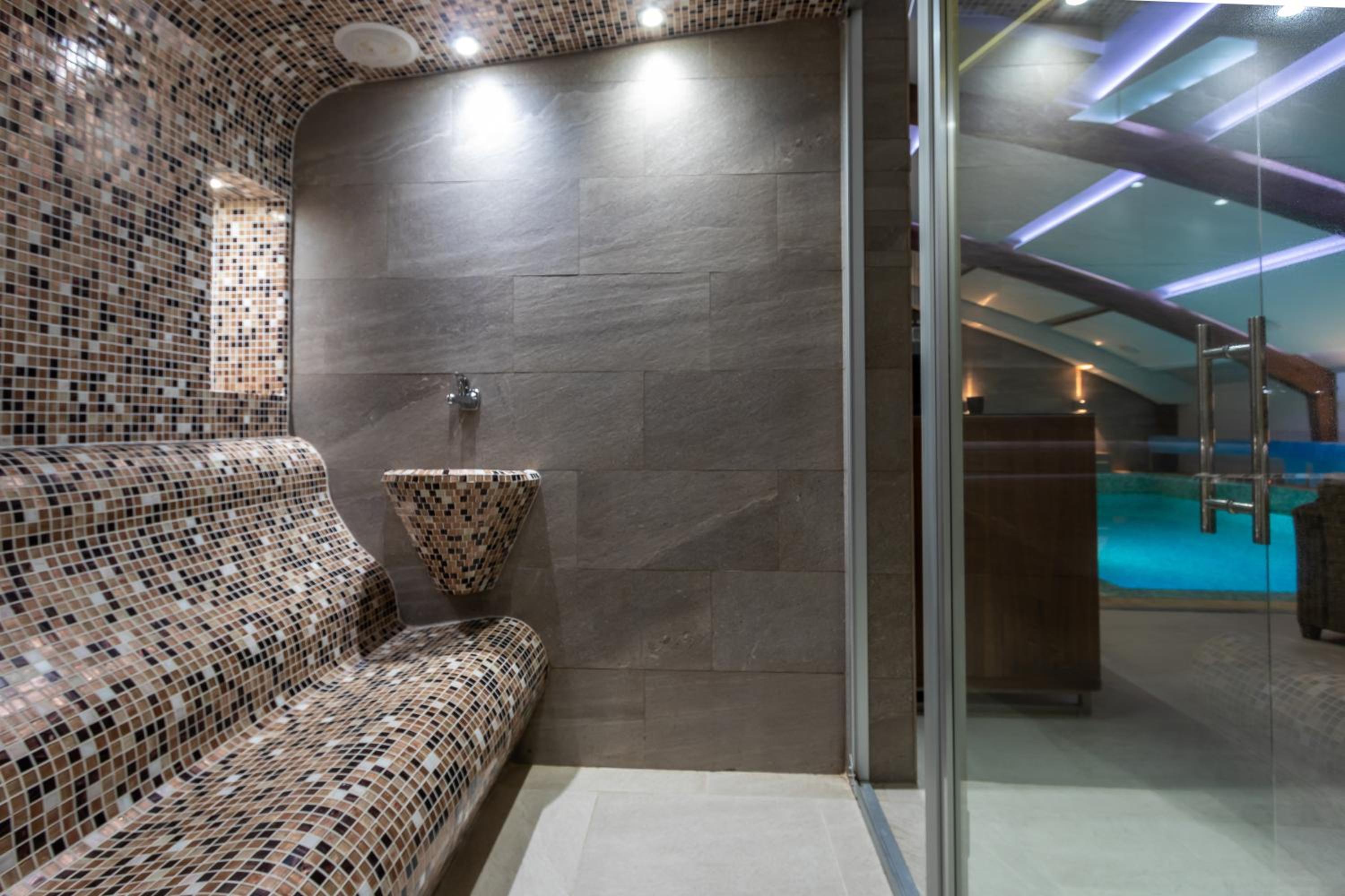 One-Bedroom Suite with Private Pool and Sauna - Photo 14