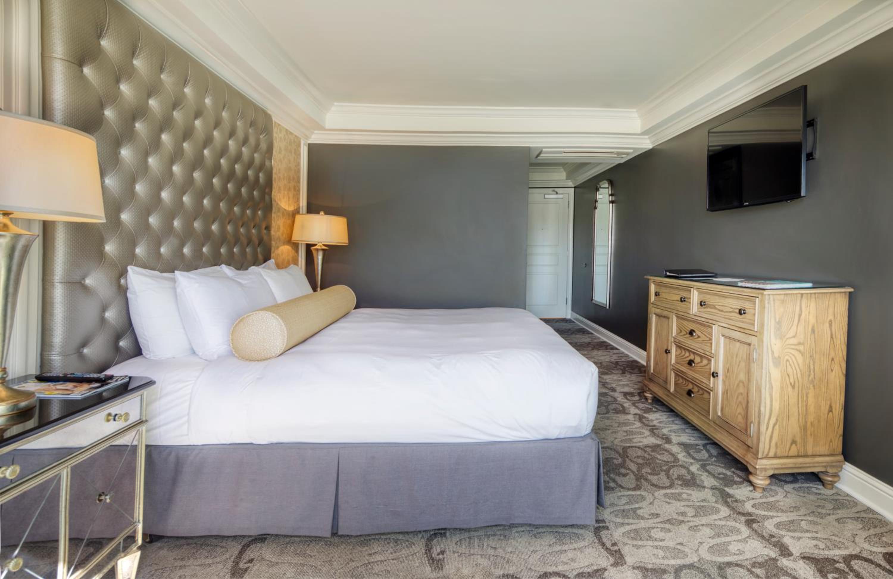 Standard King Room thumbnail 5