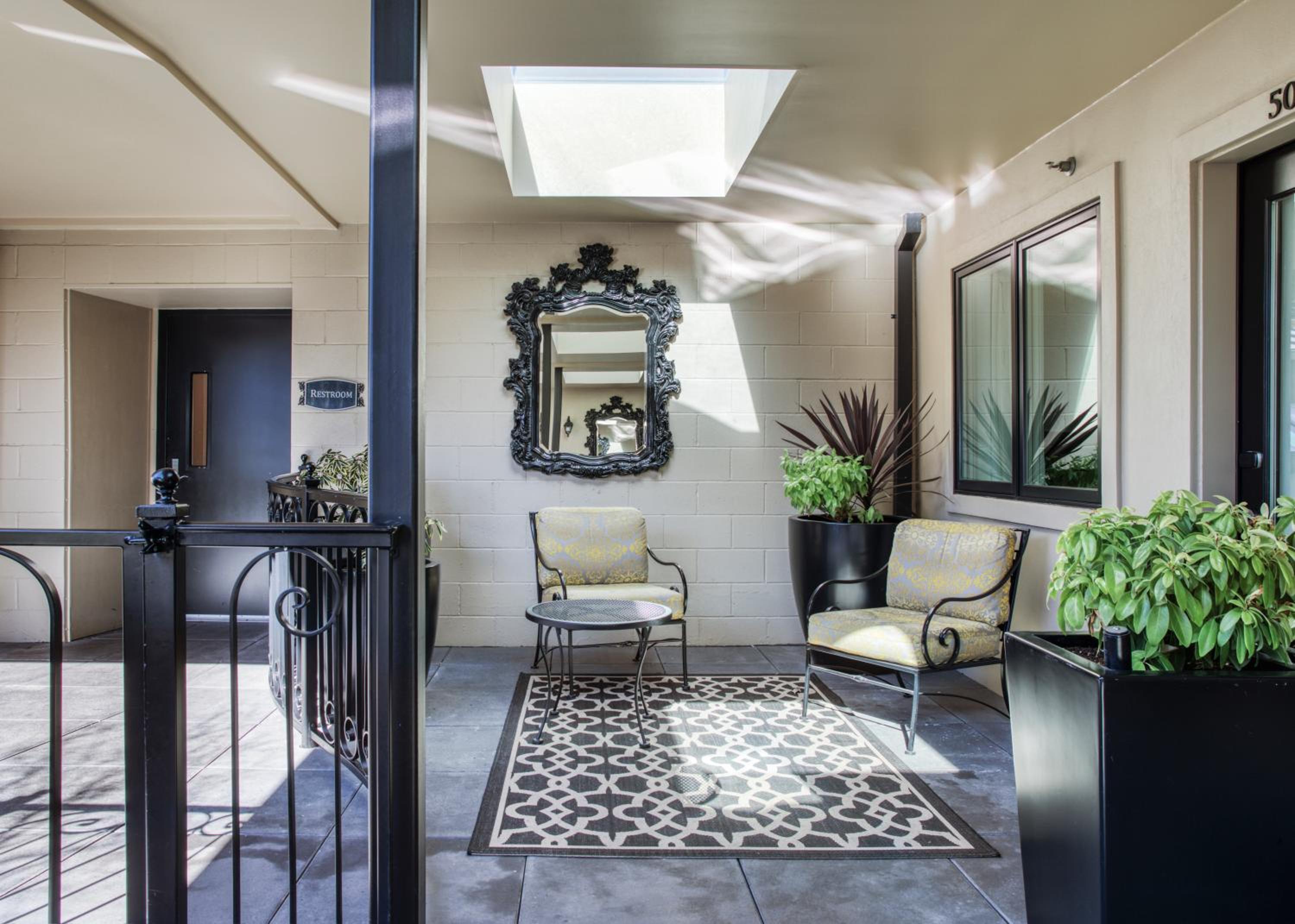 Courtyard King Suite thumbnail 5