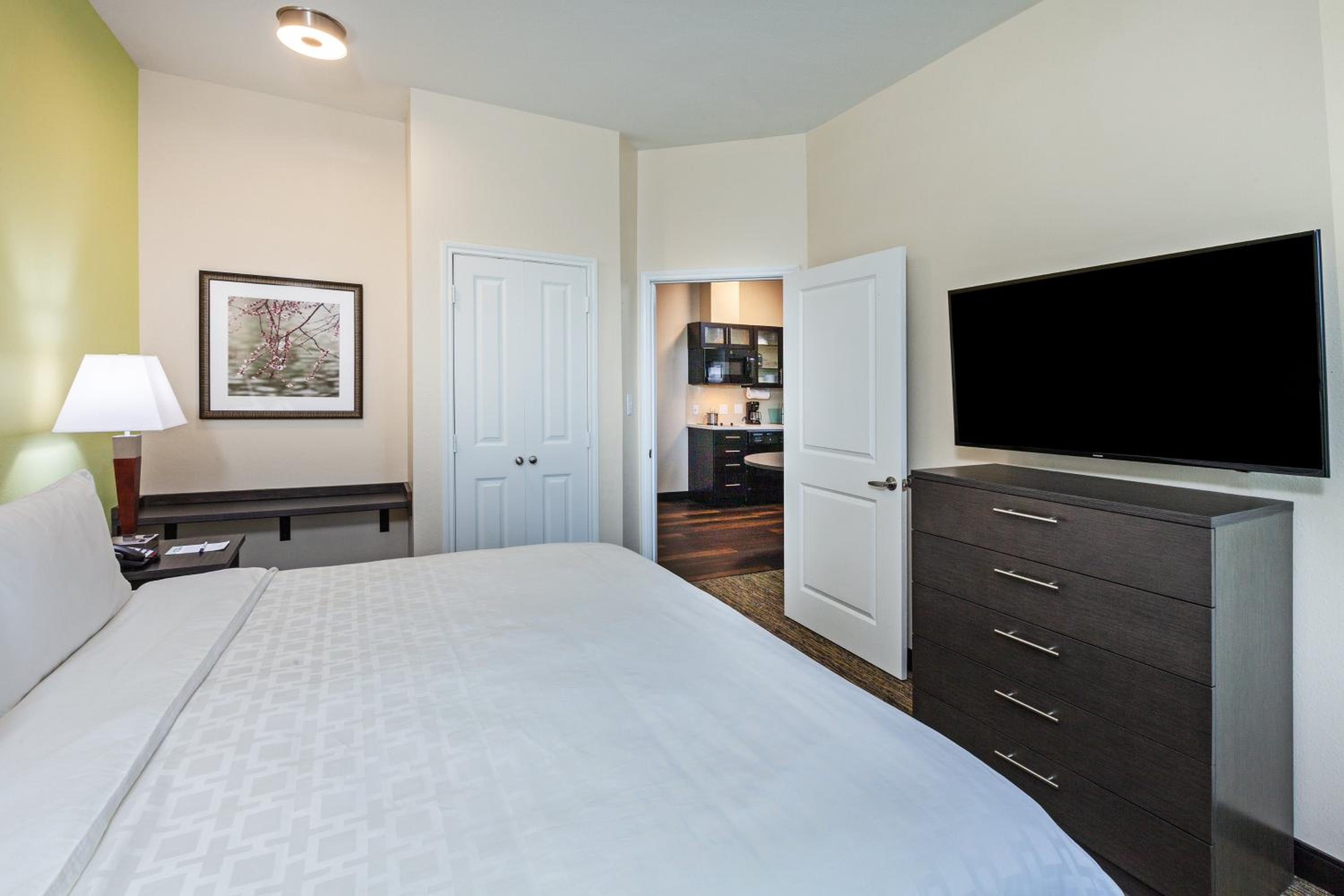 One-Bedroom King Suite - Non-Smoking photo 3