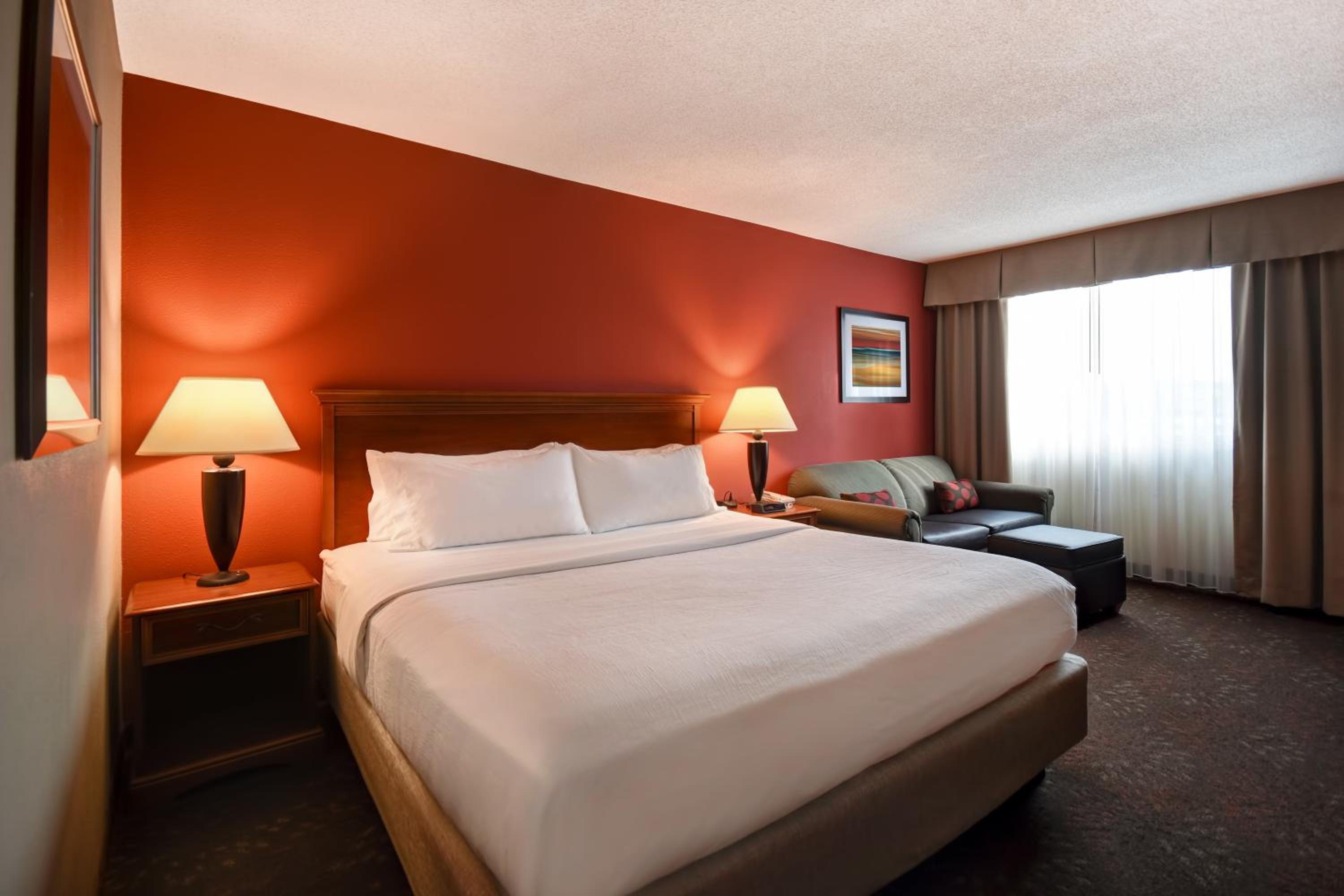 Standard King Room with Sofa Bed - Photo 2