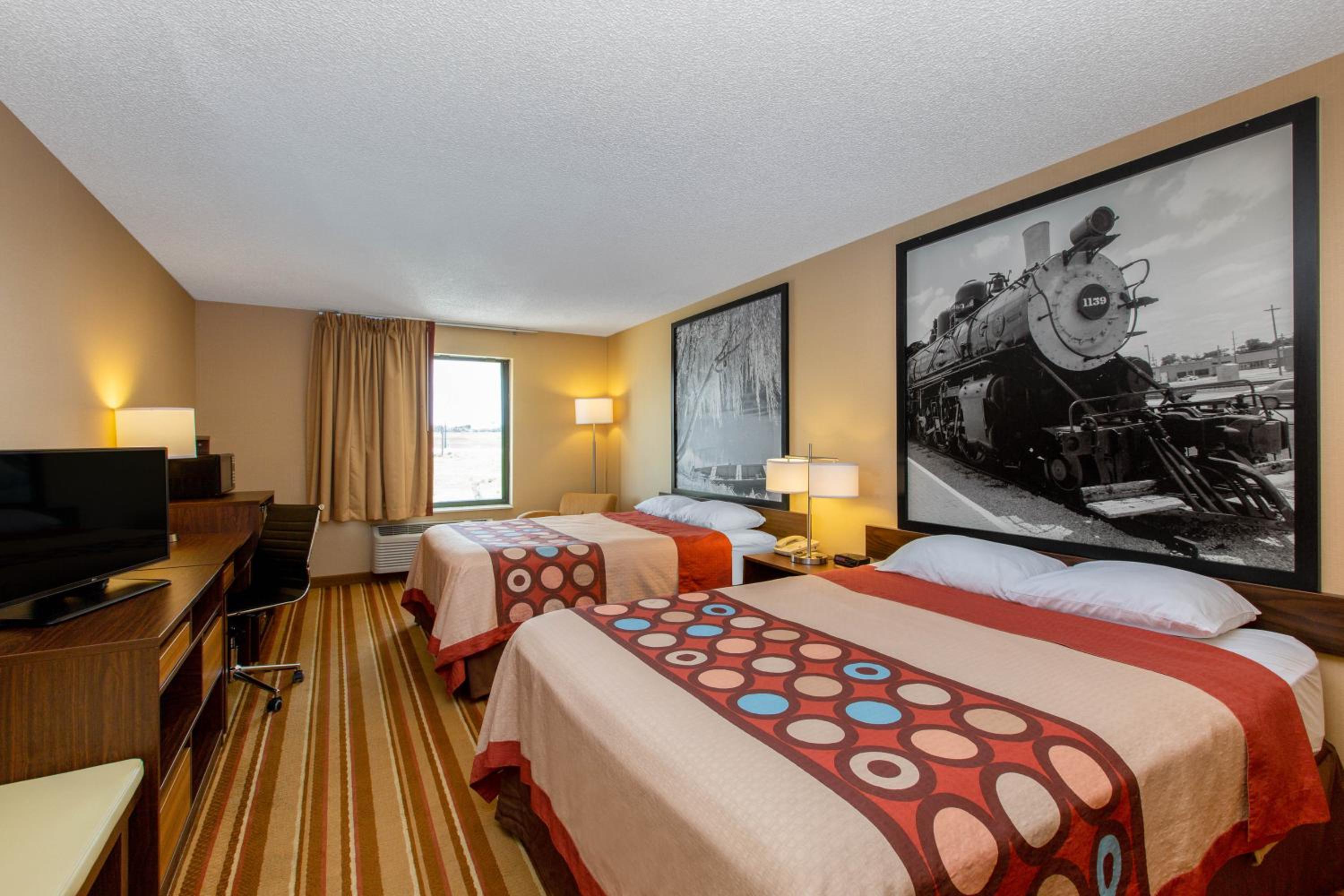 Queen Room with Two Queen Beds - Non-Smoking - Photo 1