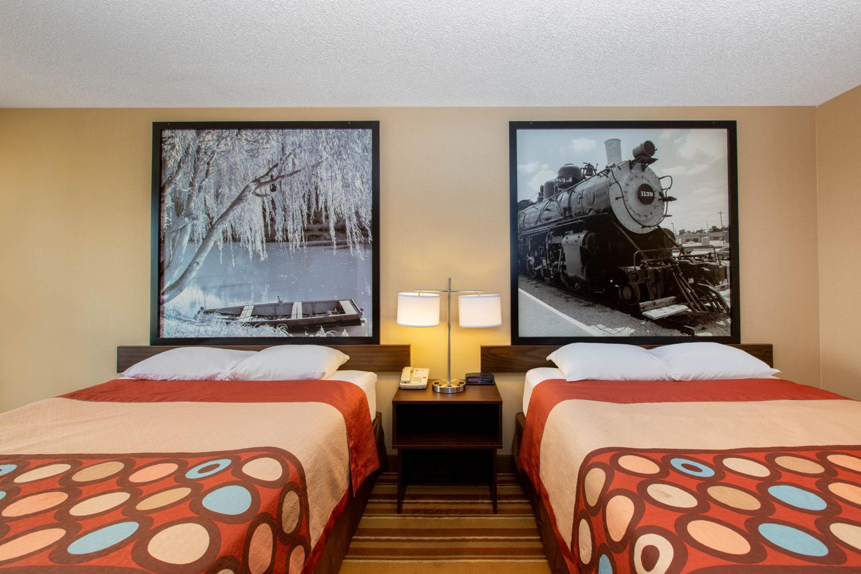 Queen Room with Two Queen Beds - Non-Smoking - Photo 5