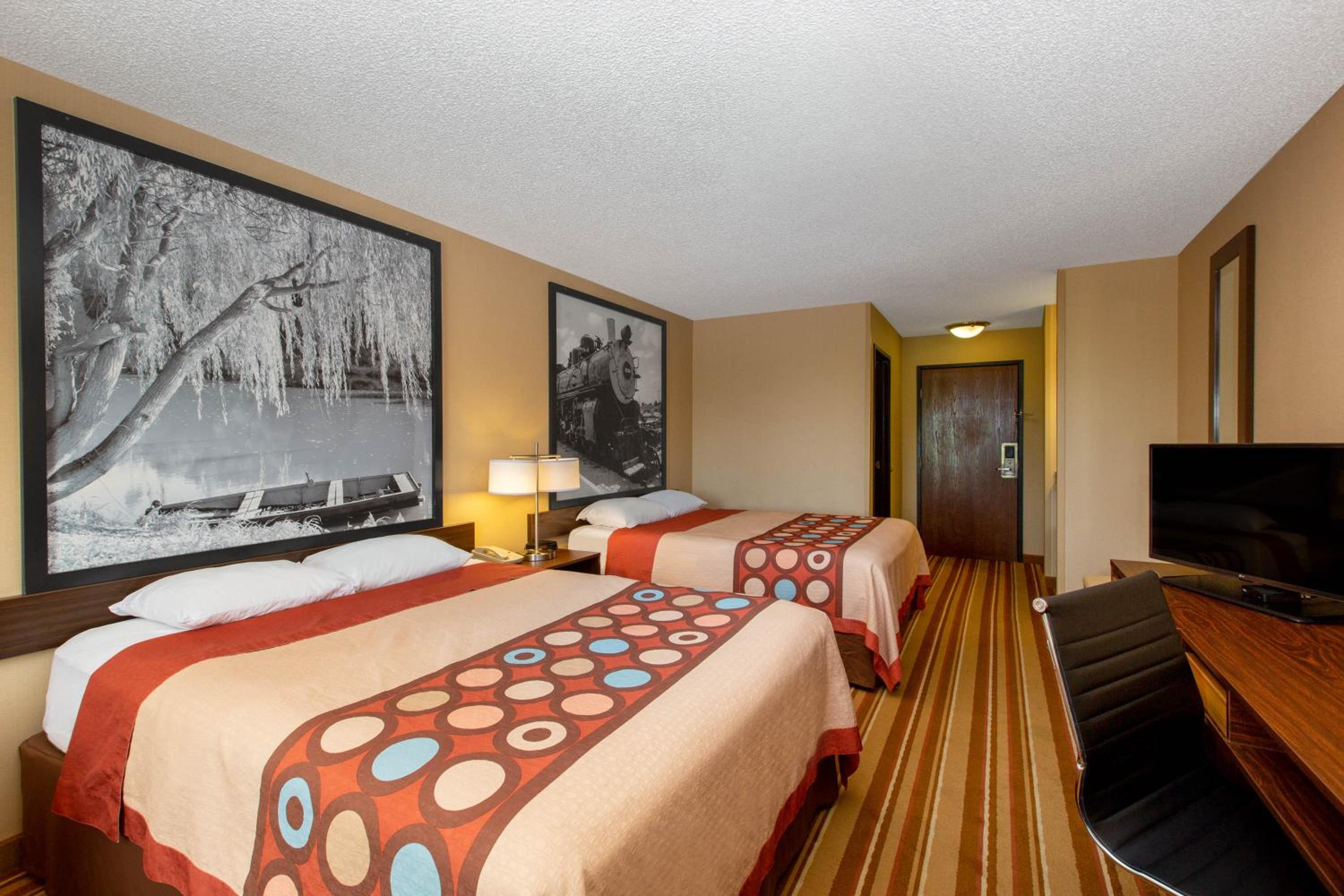Queen Room with Two Queen Beds - Non-Smoking - Photo 4