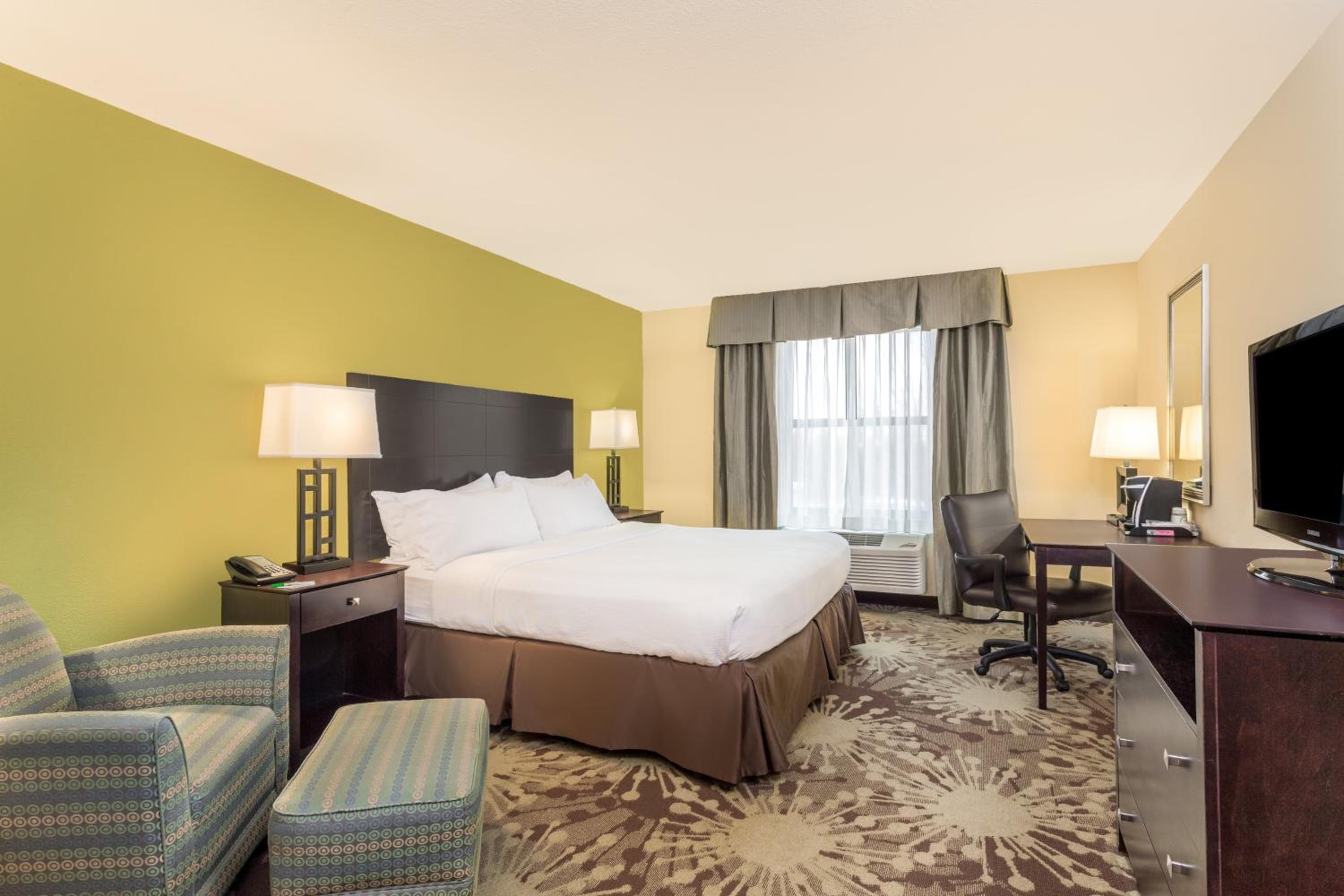 Standard King Room With Mobility Accessible Tub - Photo 1