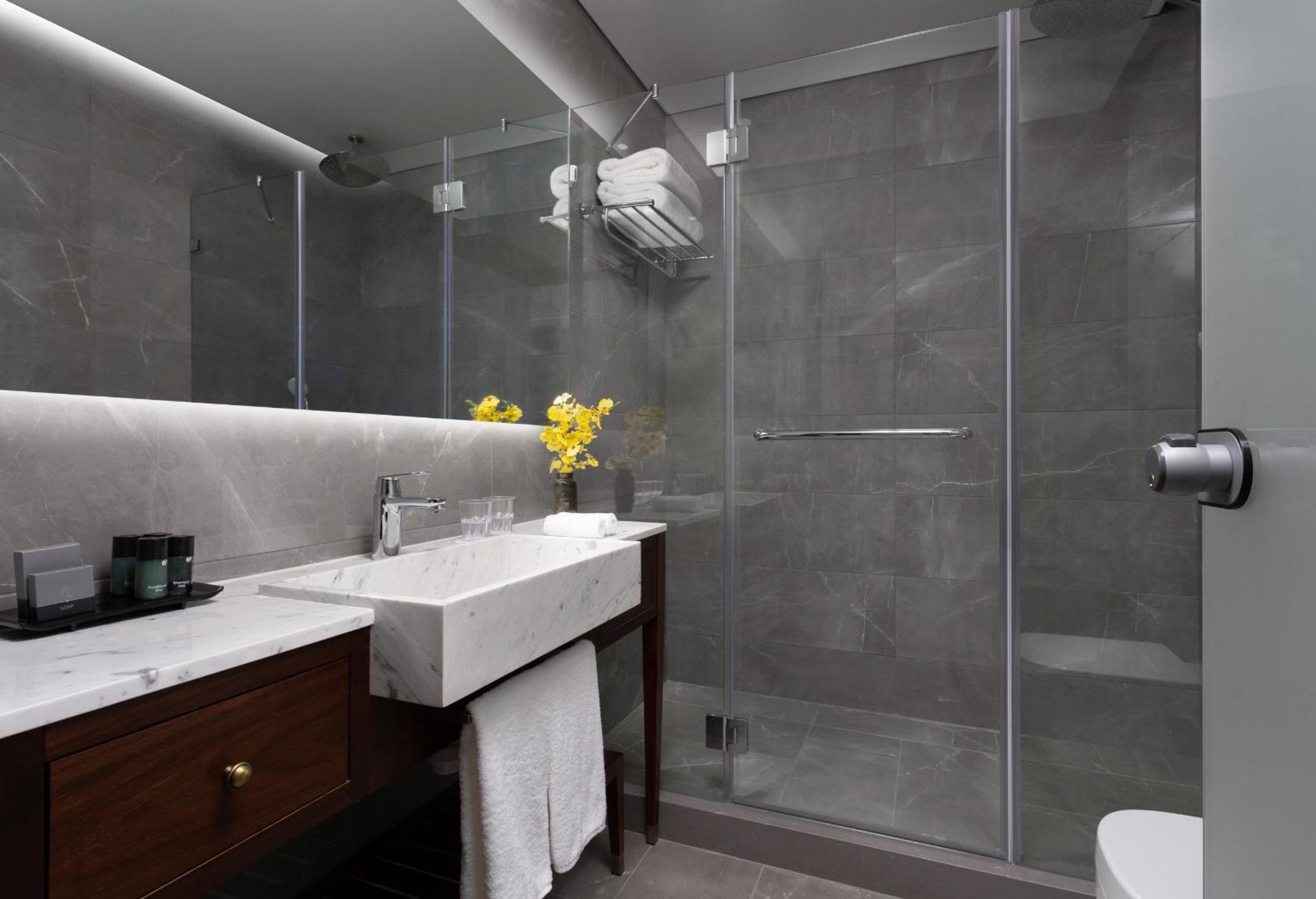 Standard King Room with Lounge Access - Photo 5