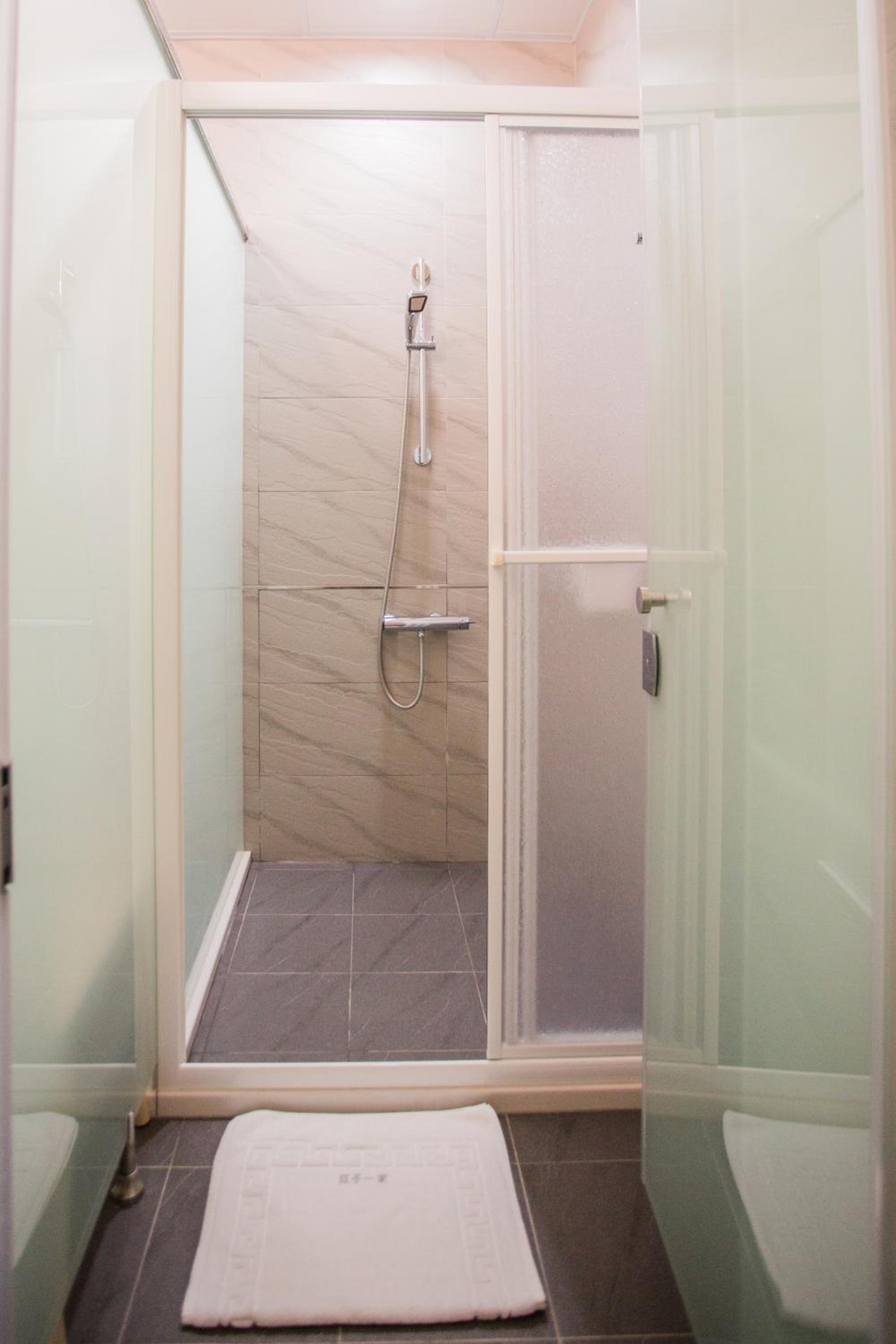 Double Room with Shared Bathroom photo 3
