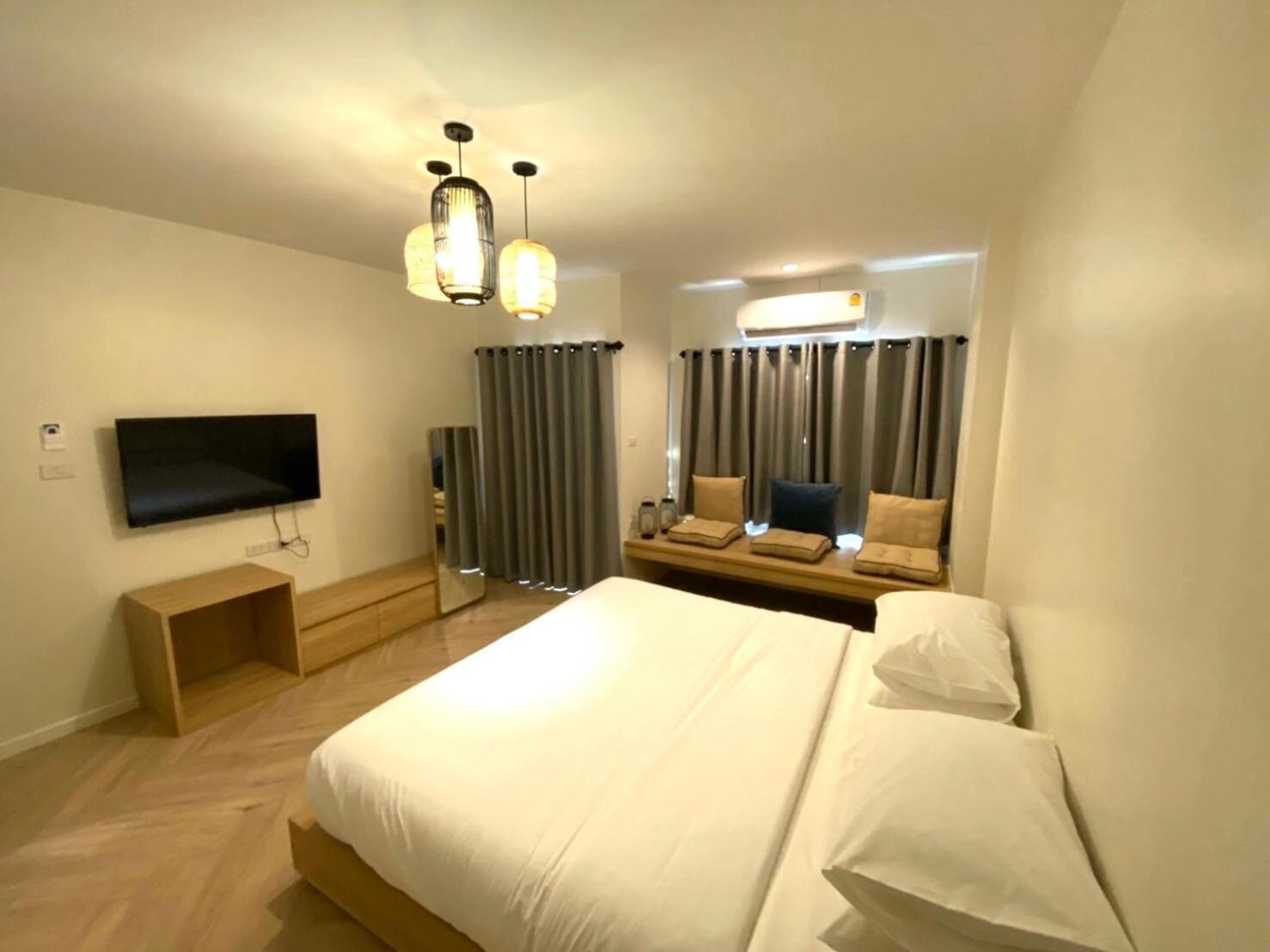Deluxe King Room - Photo 1