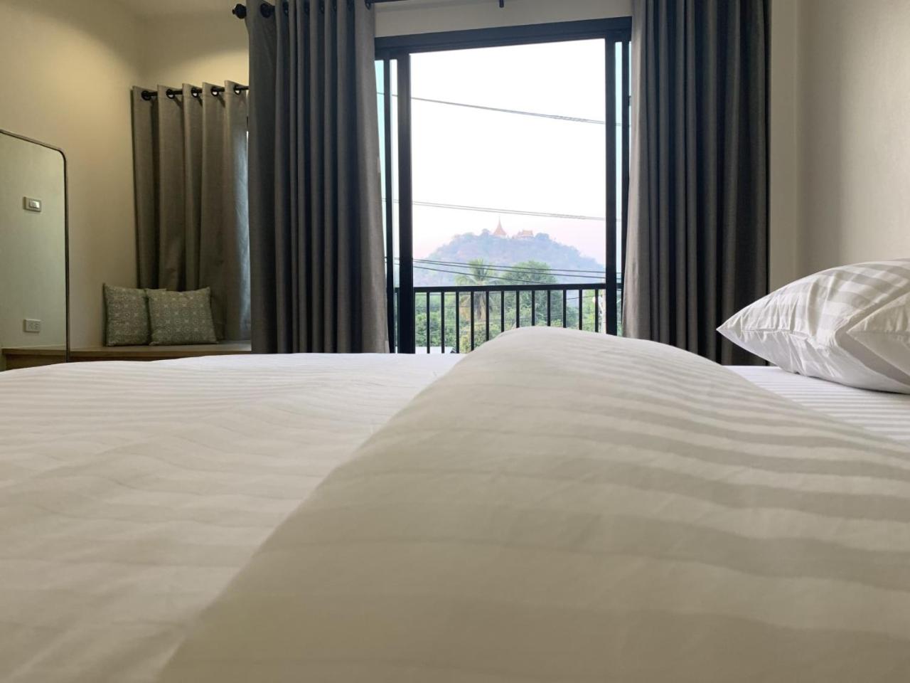 Deluxe King Room - Photo 2