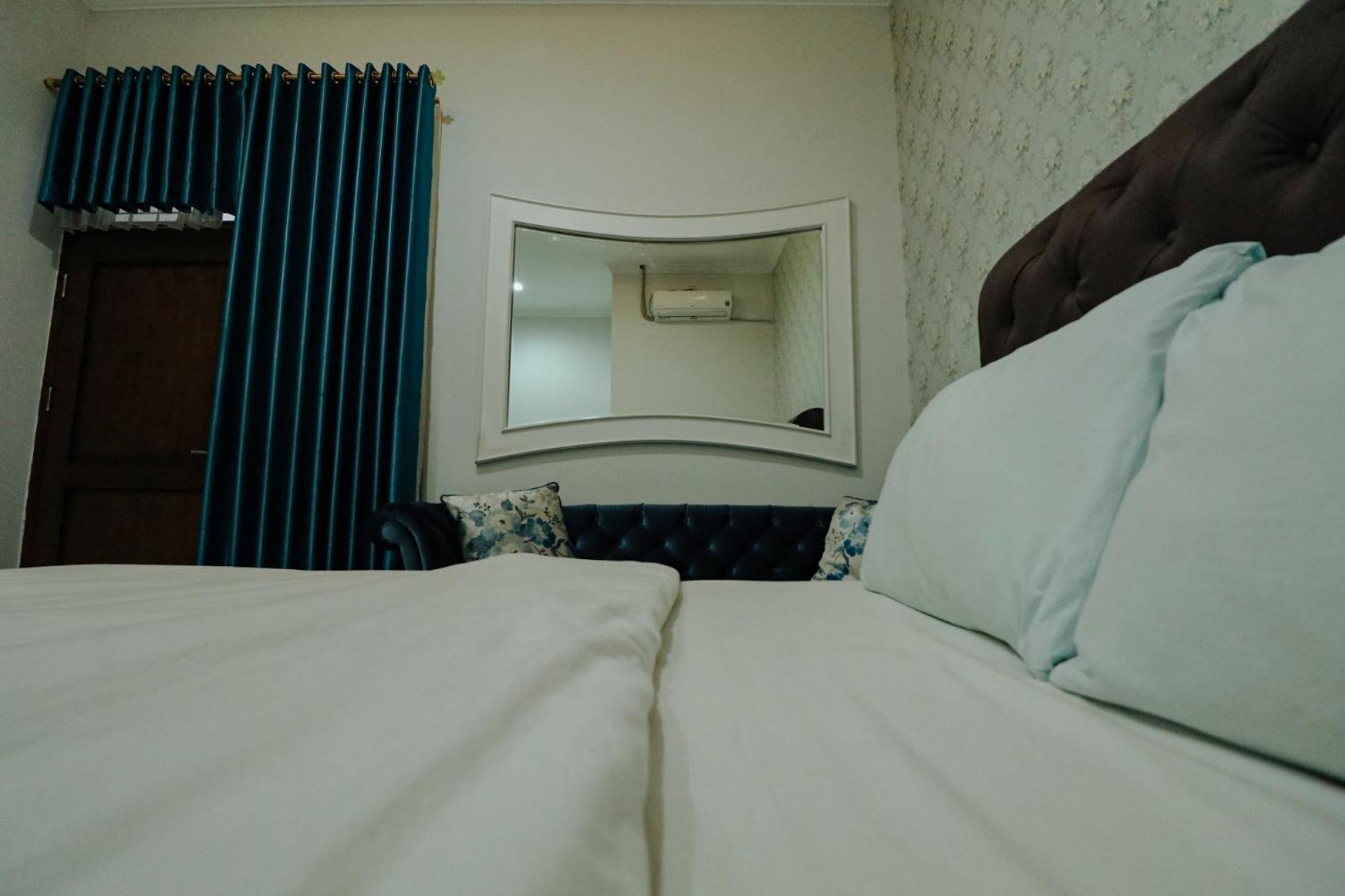 Deluxe Queen Room - Photo 8