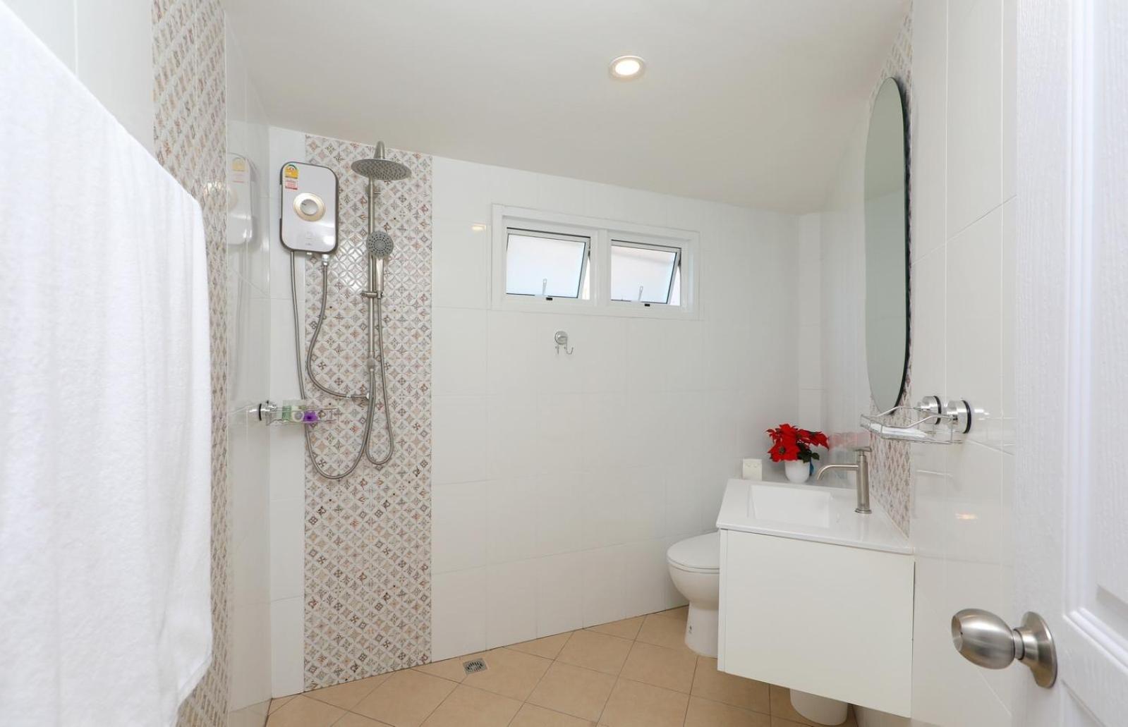 Deluxe Double Room with Balcony - Photo 5