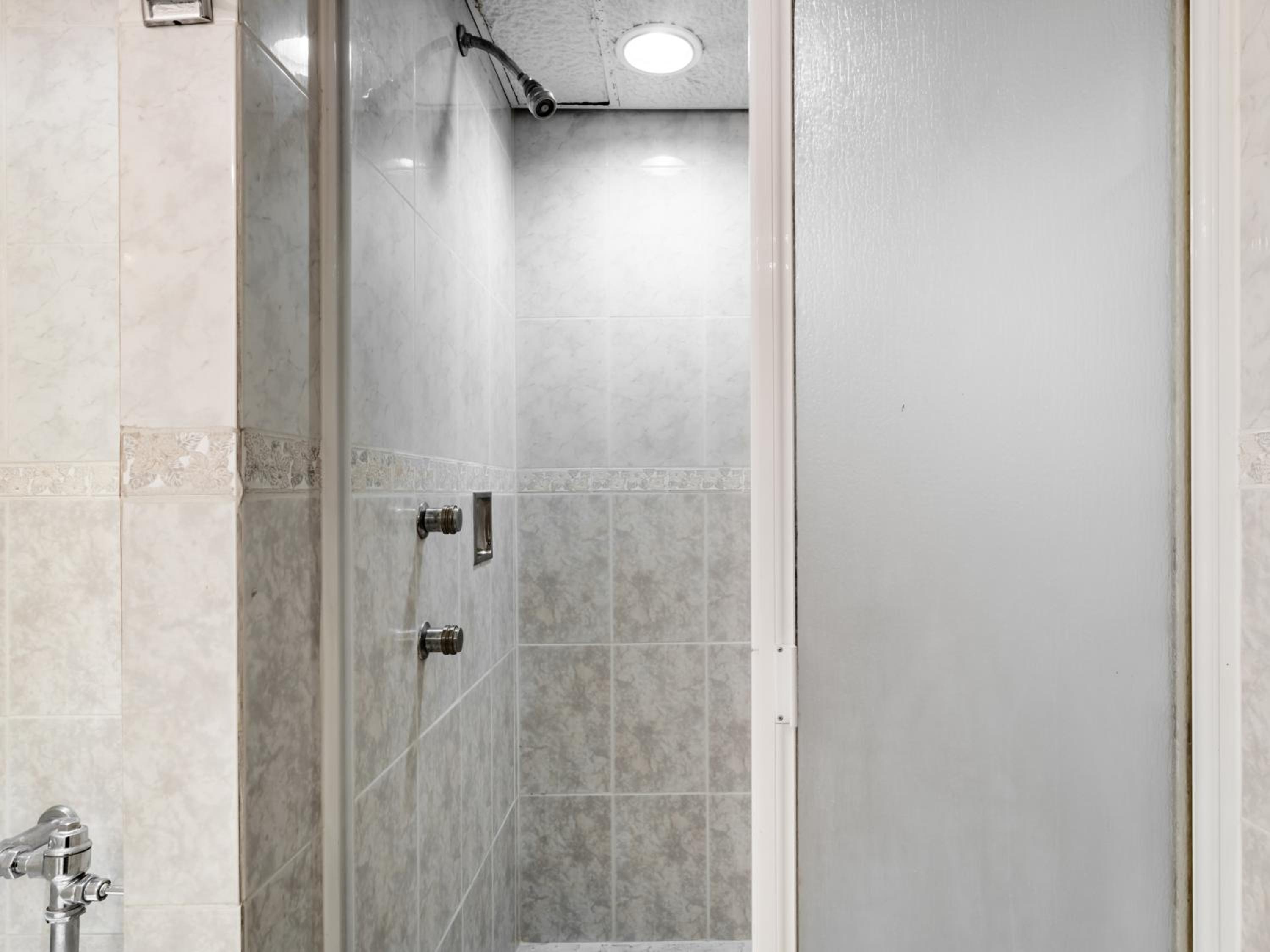 Deluxe with Jacuzzi - Photo 2