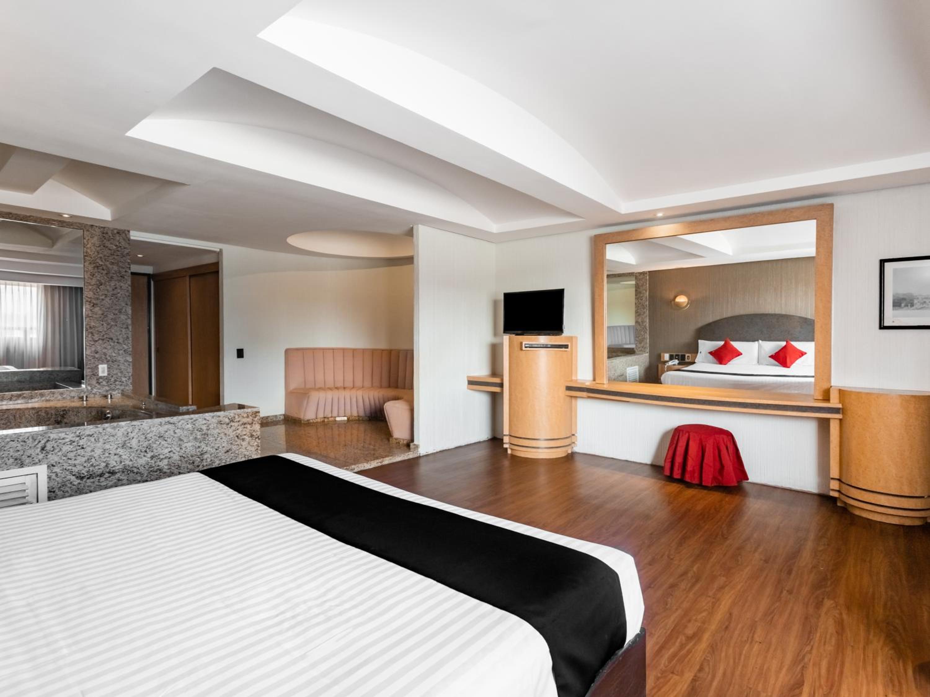 Deluxe with Jacuzzi - Photo 5