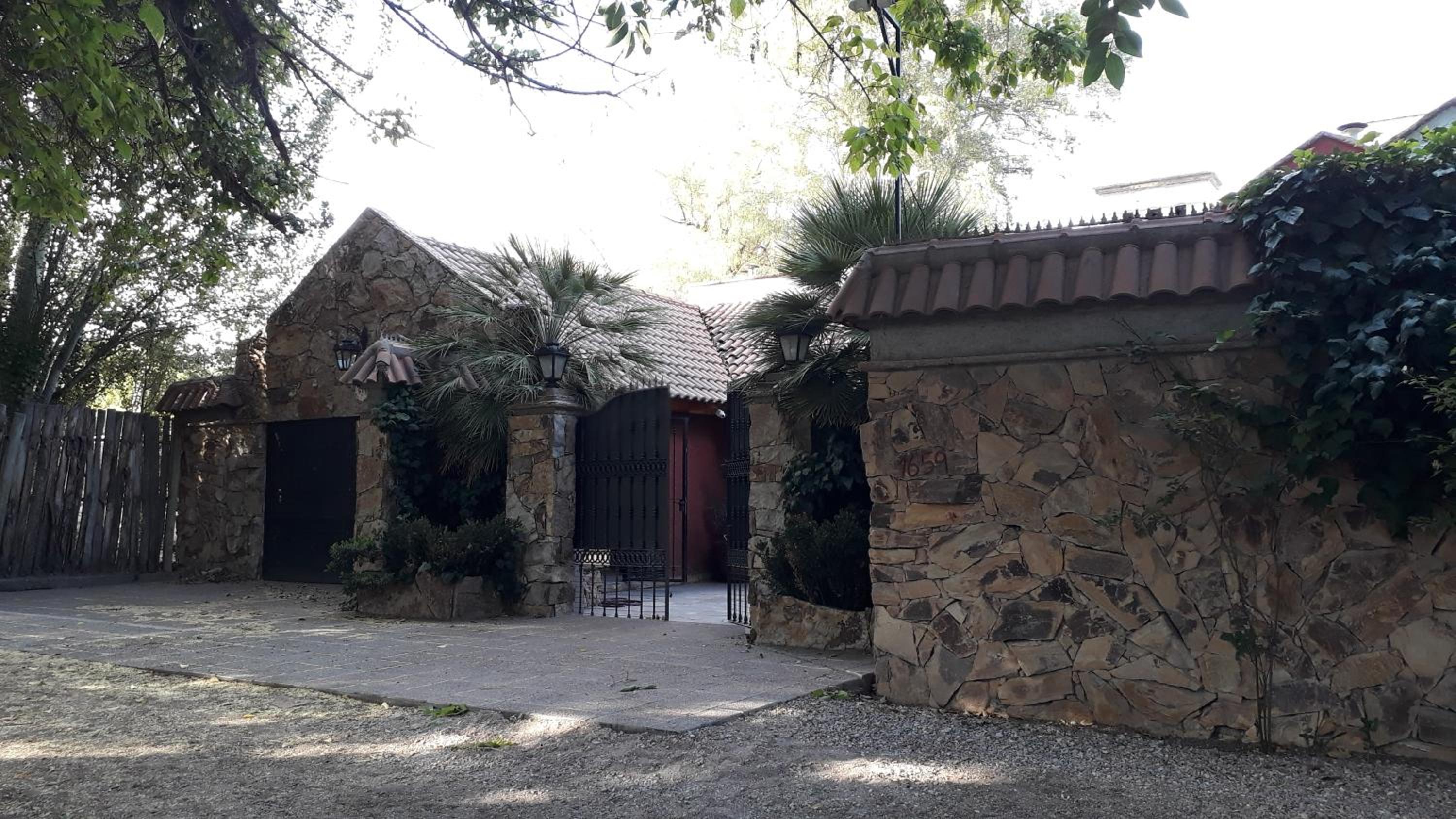 Five-Bedroom House photo 2