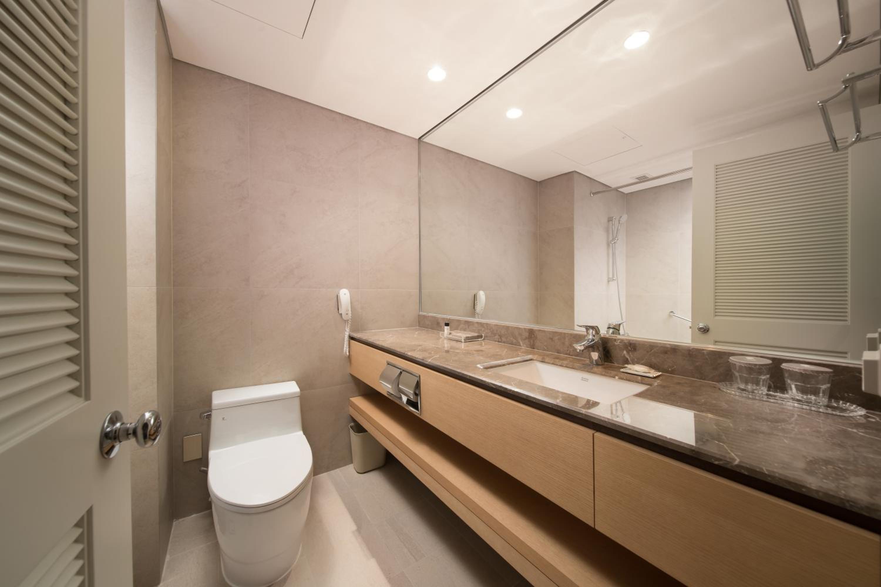 Corner Suite - Photo 5