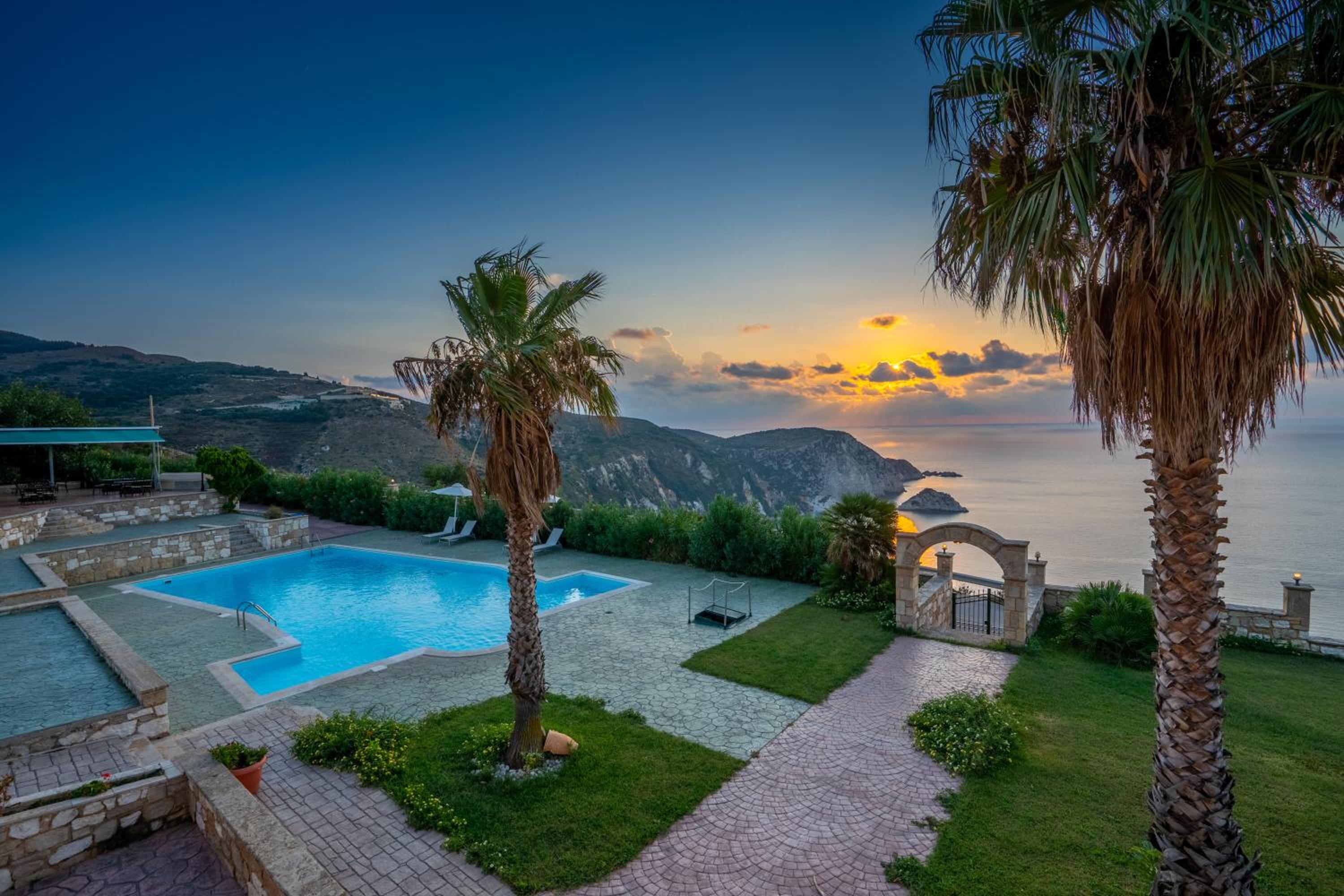 Double or Twin Room with Sea View photo 3