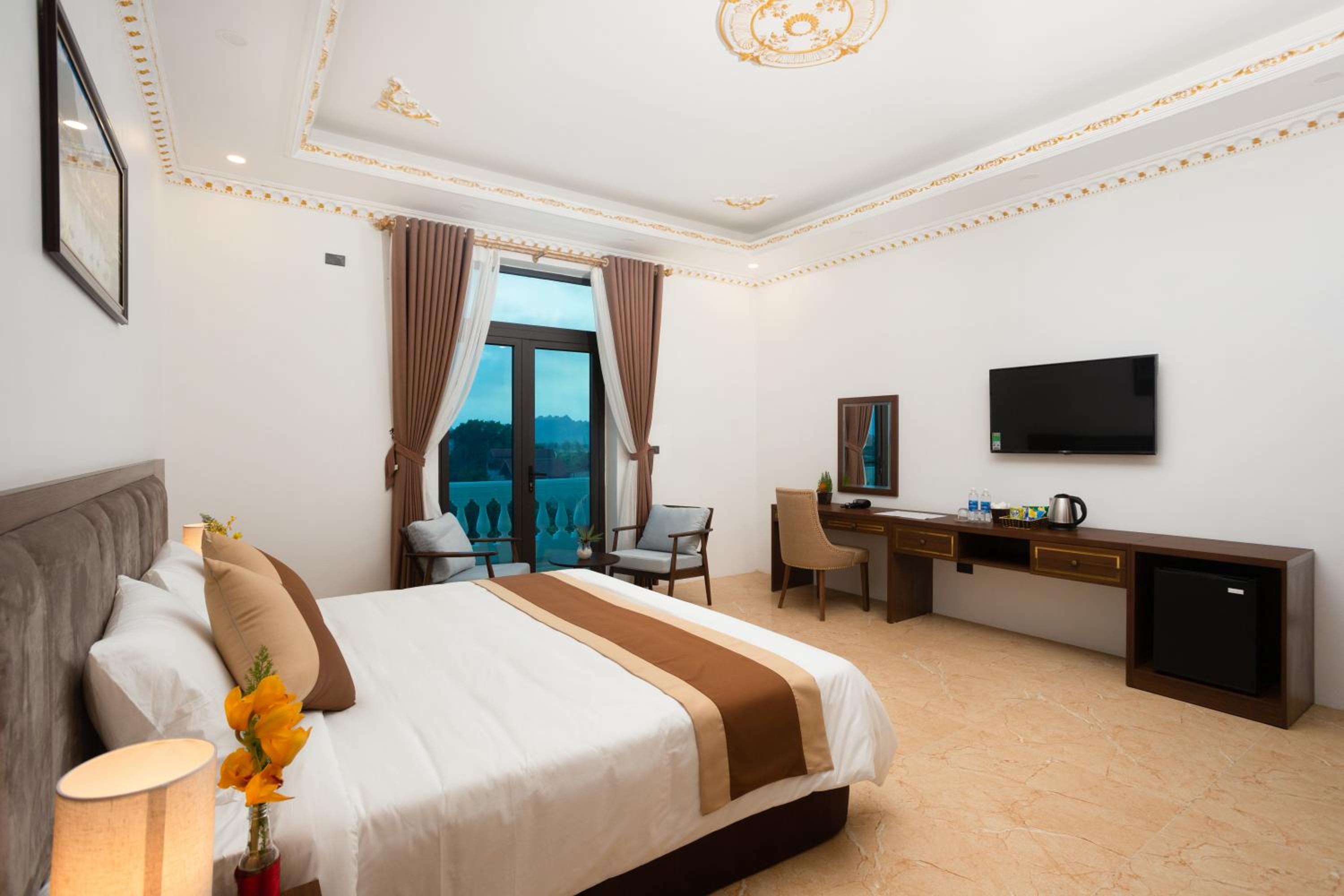 Deluxe Double Room with Balcony photo 3