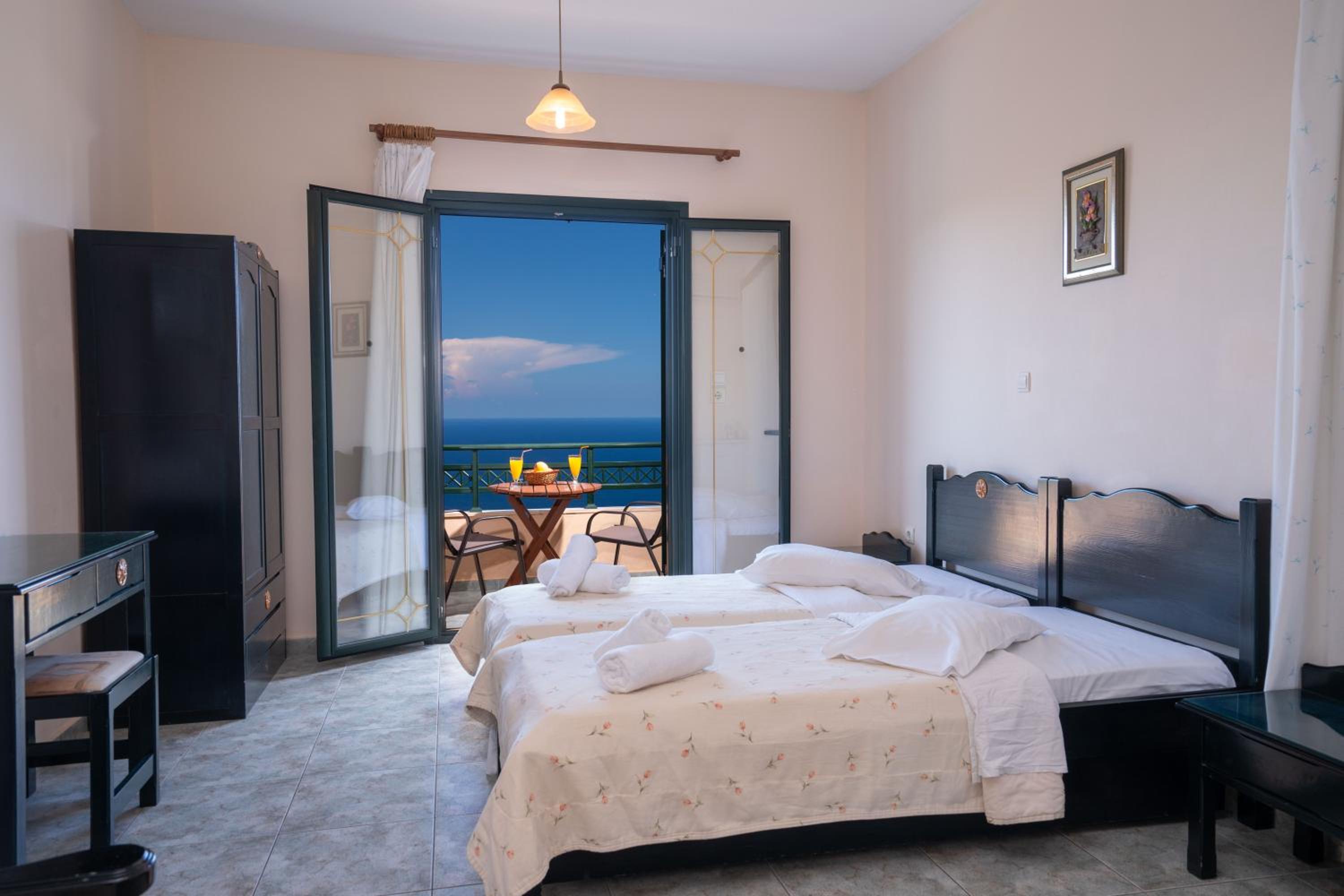 Double or Twin Room with Sea View photo 1