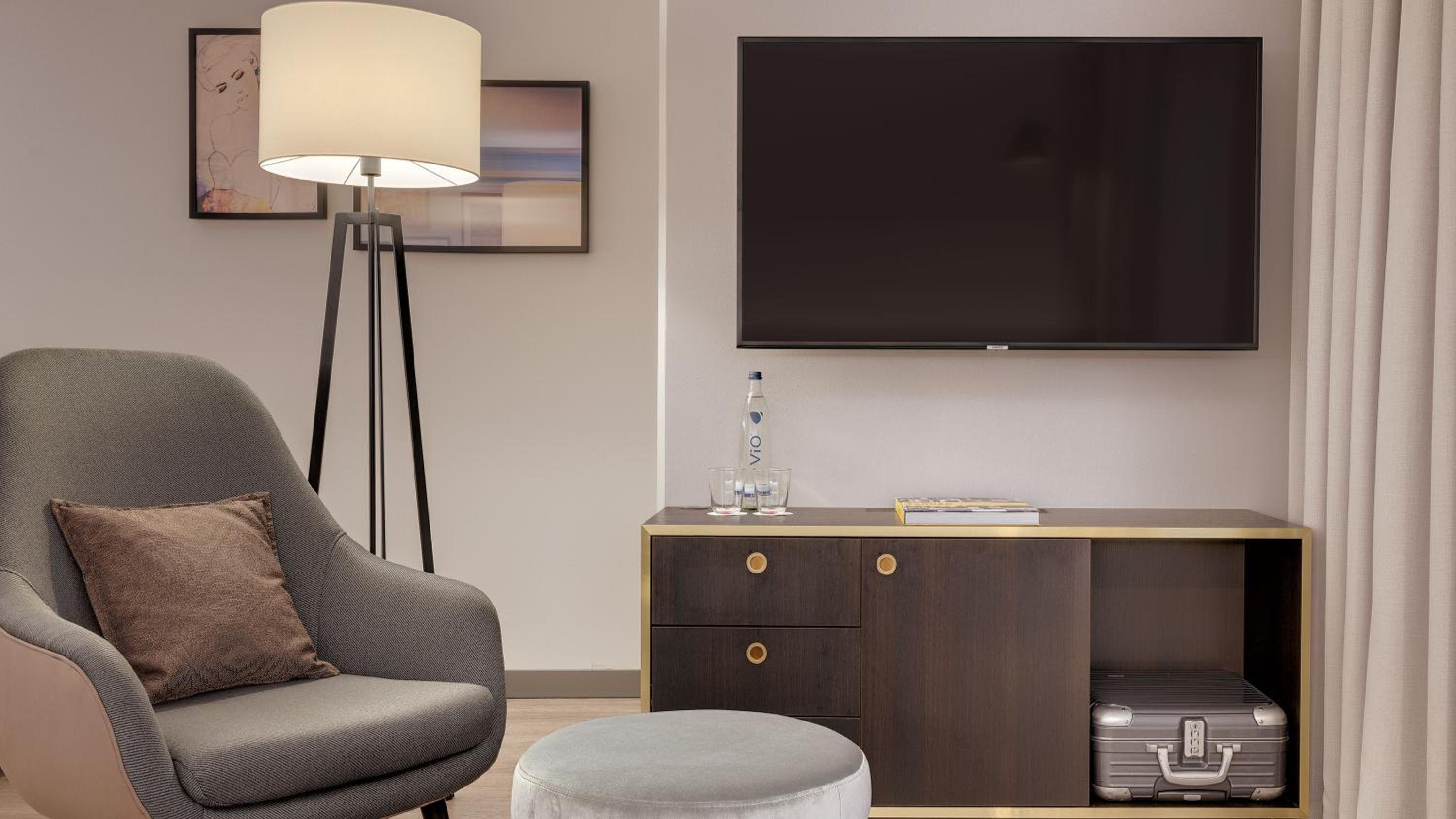Superior Family Room - Photo 5