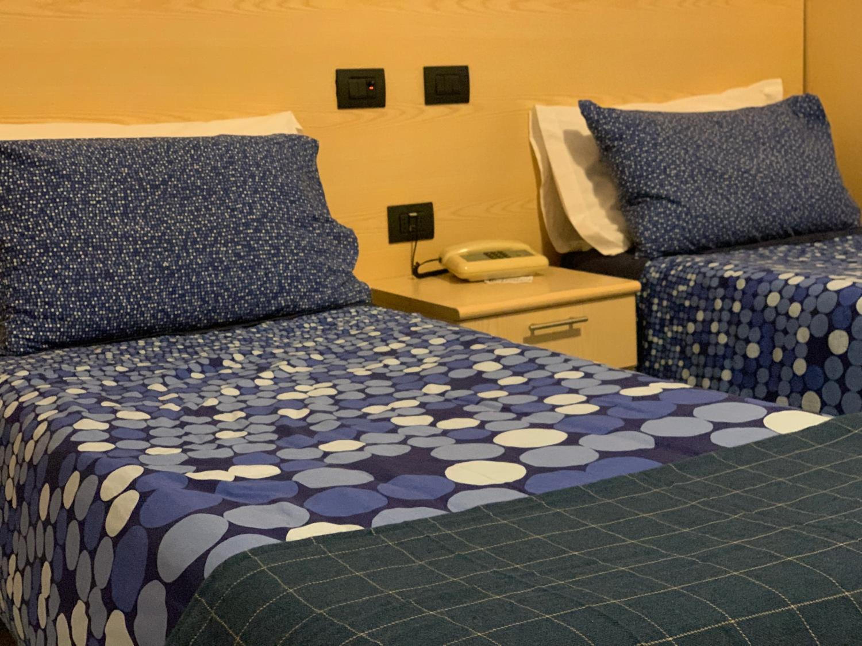 Standard Twin Room - Photo 8