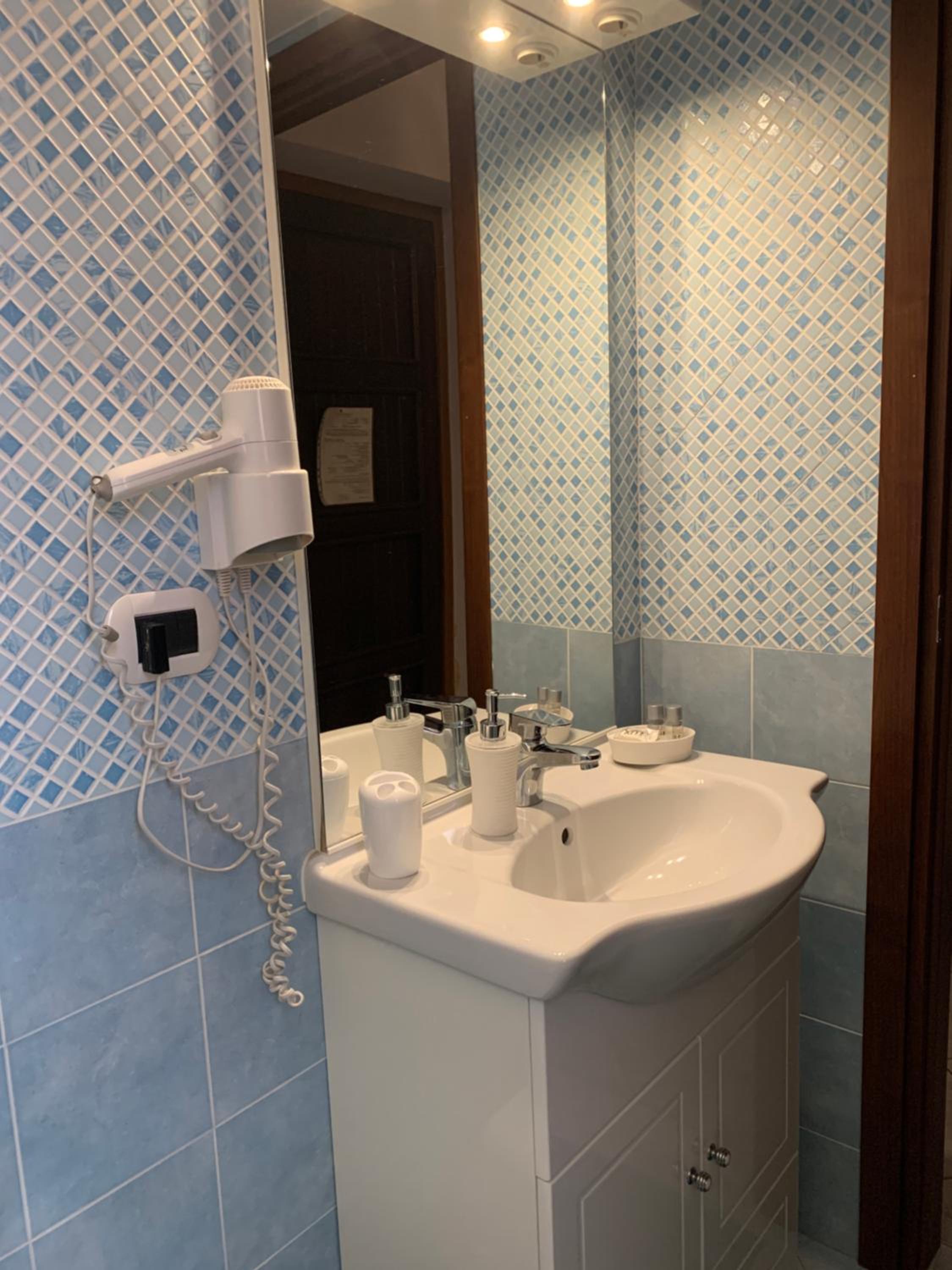 Standard Twin Room - Photo 11
